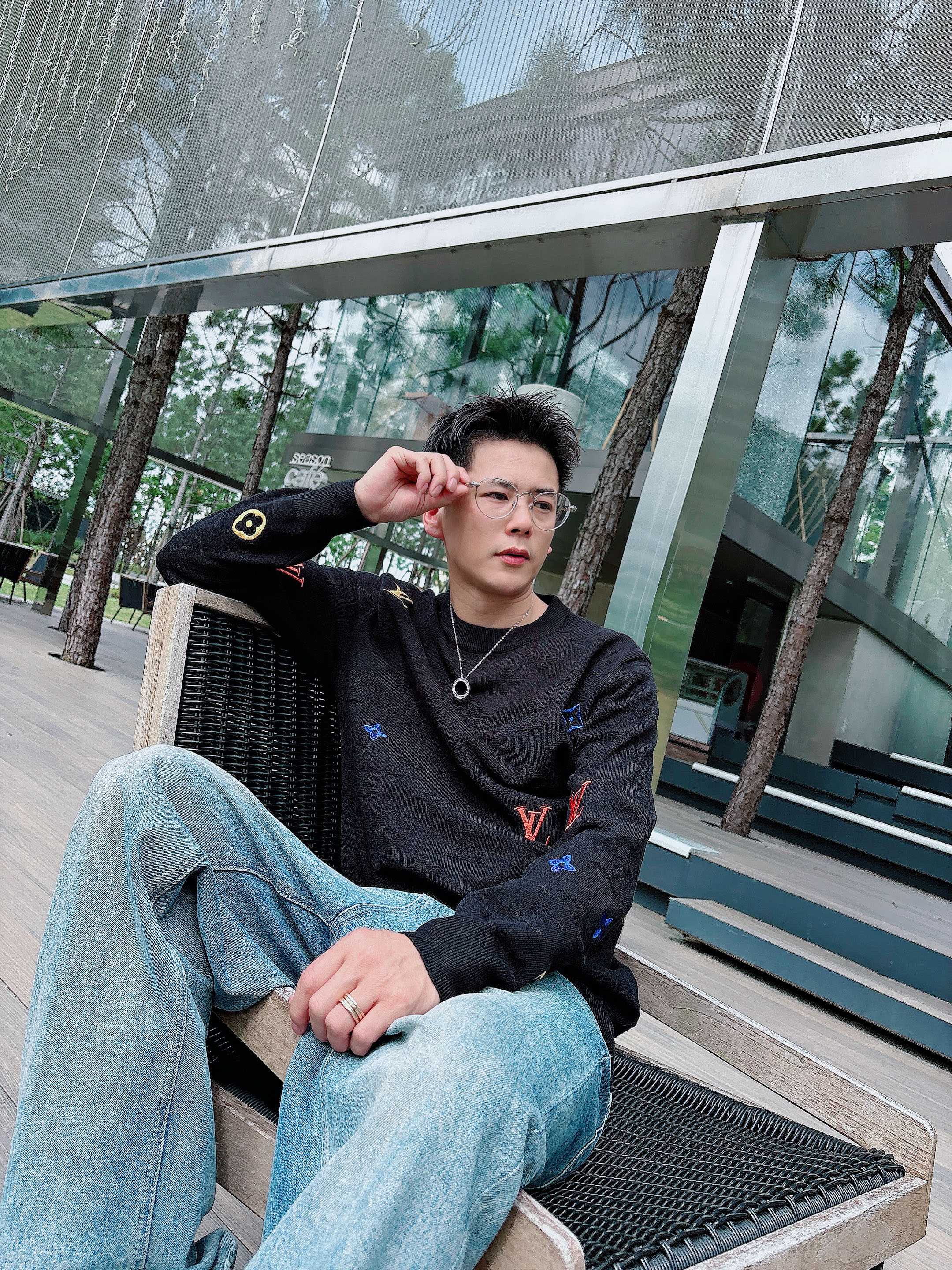 · LV 2025官网秋冬季最新款圆领毛衣，专柜同步在售爆款！特供羊毛混纺面料.手感舒适.可直接接触皮肤