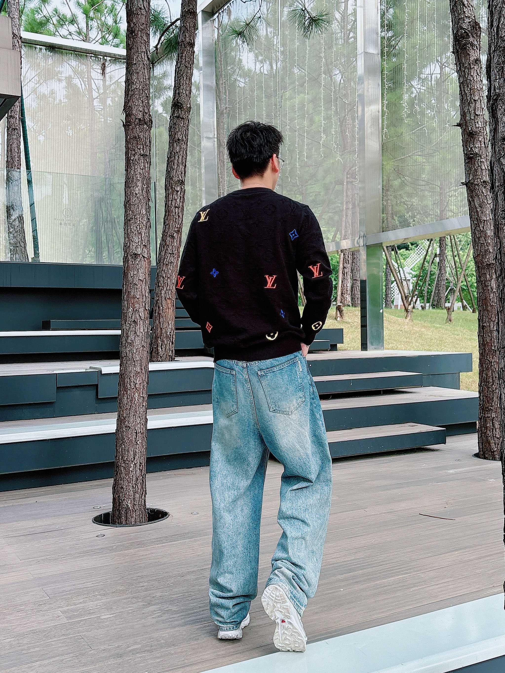 · LV 2025官网秋冬季最新款圆领毛衣，专柜同步在售爆款！特供羊毛混纺面料.手感舒适.可直接接触皮肤