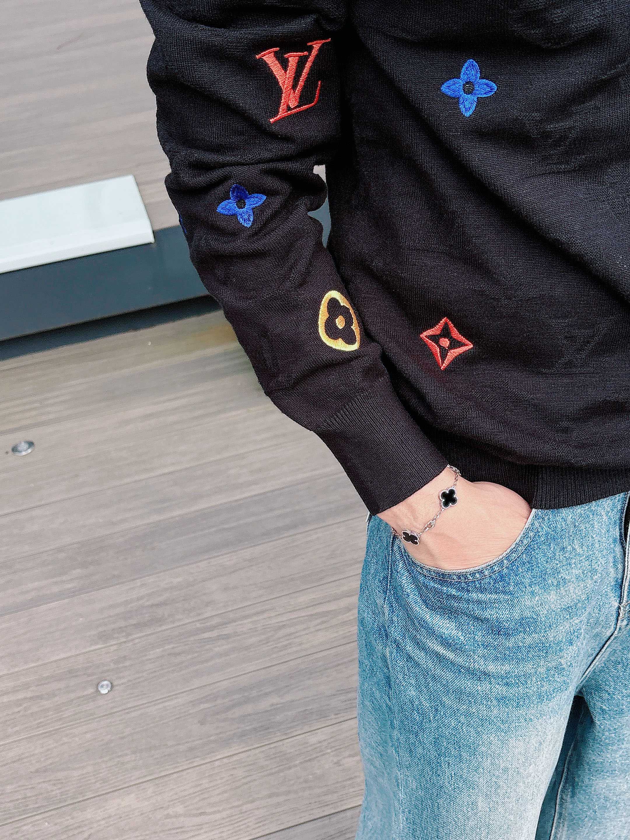 · LV 2025官网秋冬季最新款圆领毛衣，专柜同步在售爆款！特供羊毛混纺面料.手感舒适.可直接接触皮肤