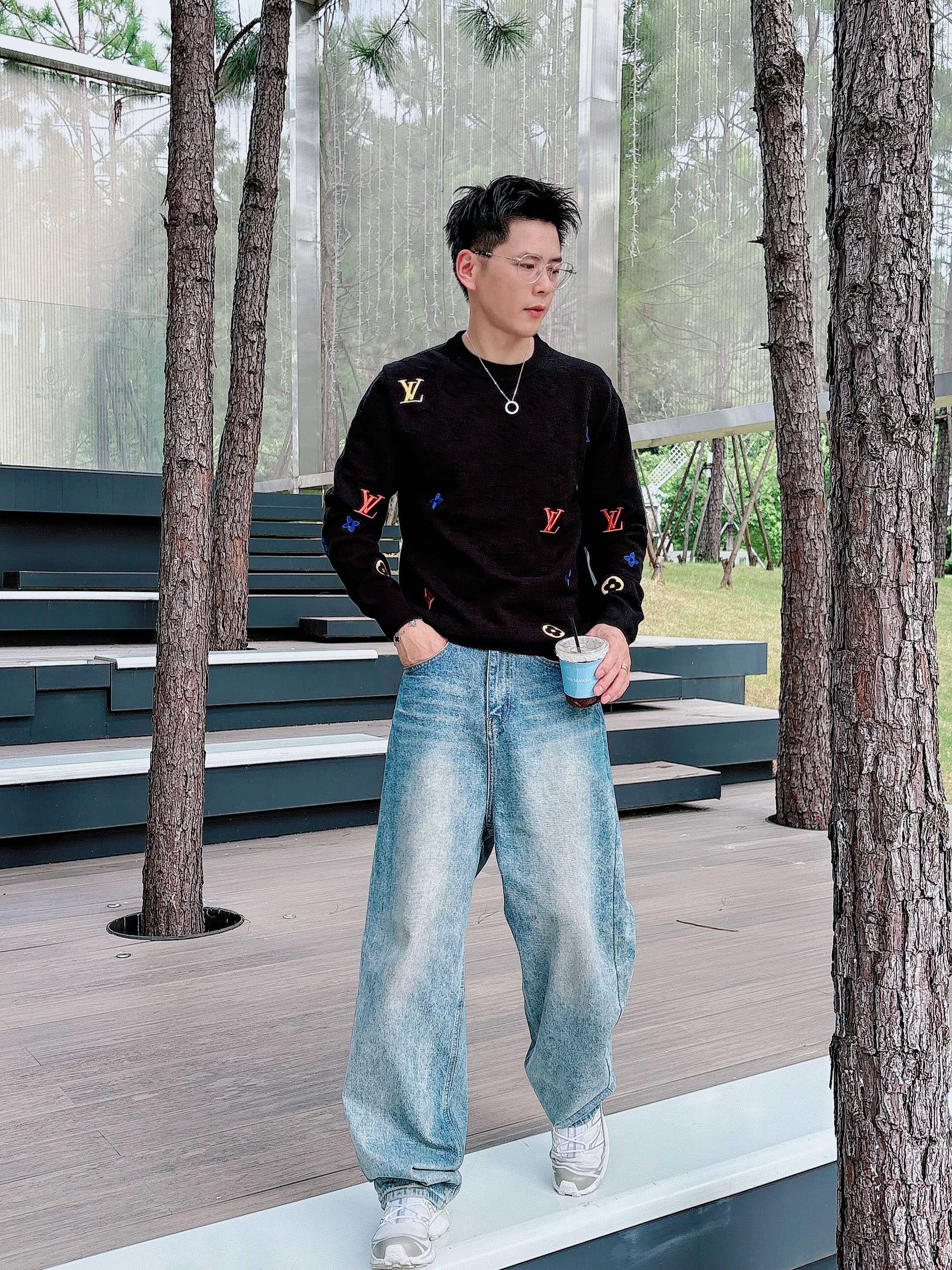 · LV 2025官网秋冬季最新款圆领毛衣，专柜同步在售爆款！特供羊毛混纺面料.手感舒适.可直接接触皮肤