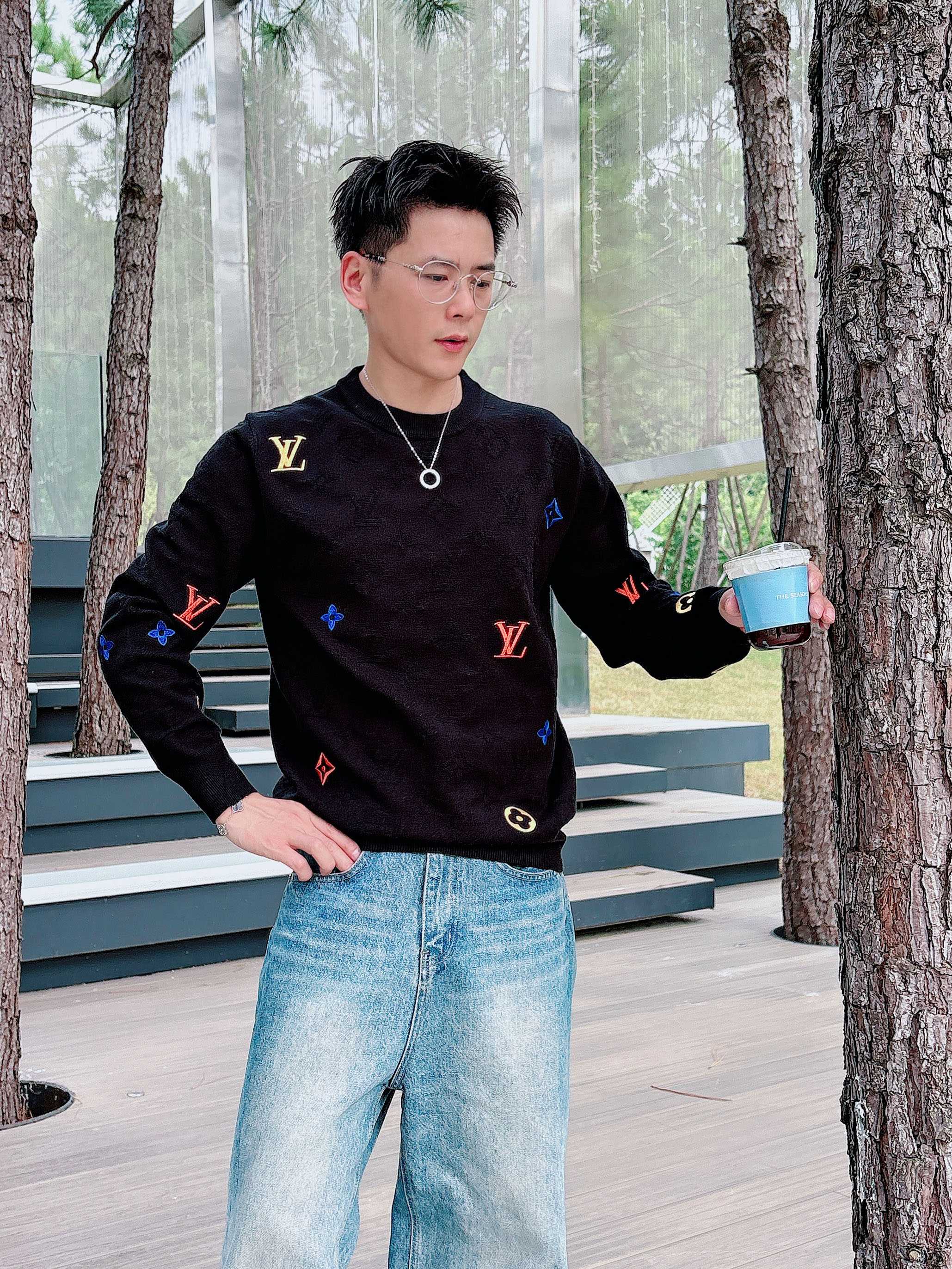 · LV 2025官网秋冬季最新款圆领毛衣，专柜同步在售爆款！特供羊毛混纺面料.手感舒适.可直接接触皮肤