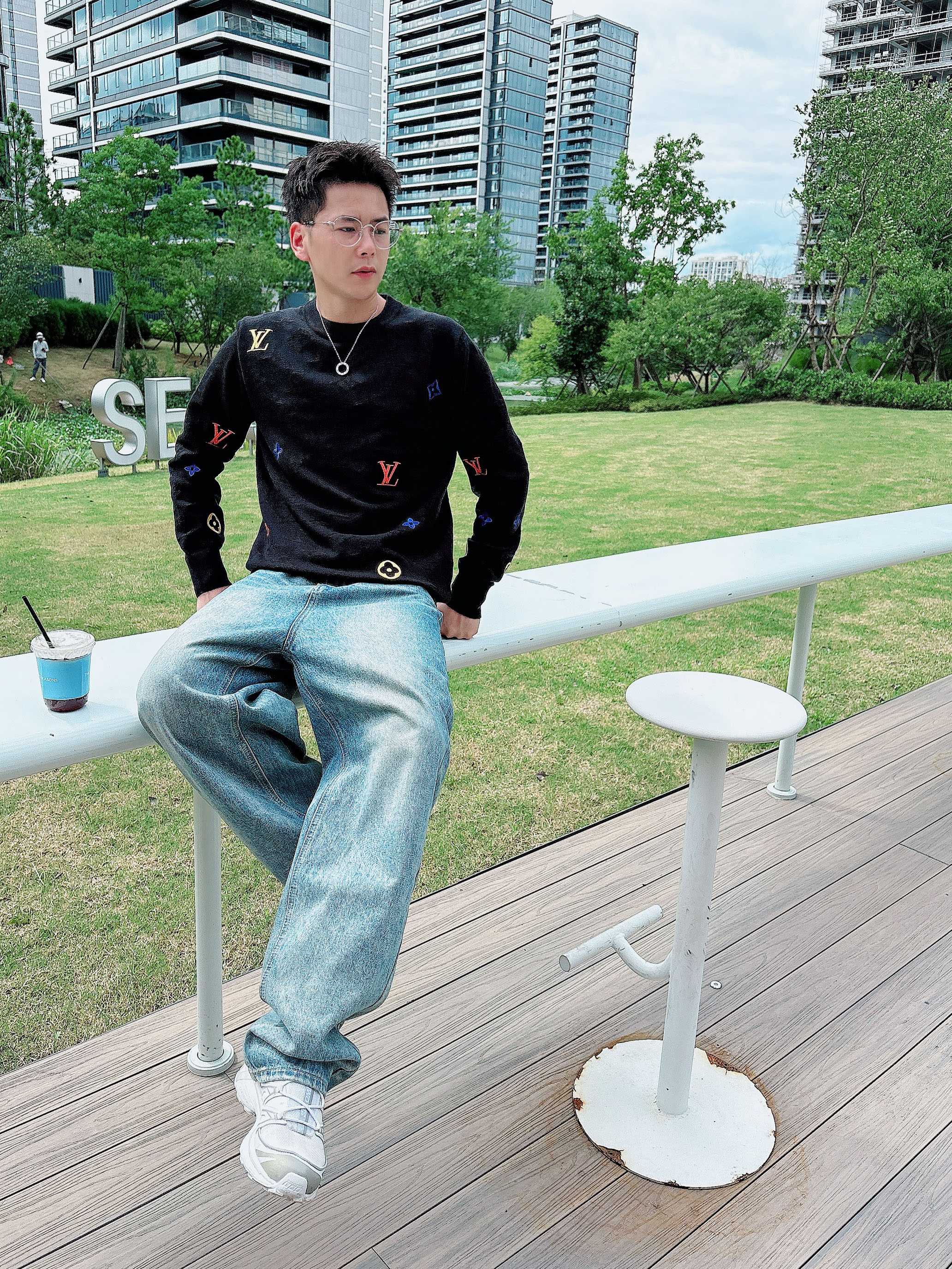 · LV 2025官网秋冬季最新款圆领毛衣，专柜同步在售爆款！特供羊毛混纺面料.手感舒适.可直接接触皮肤