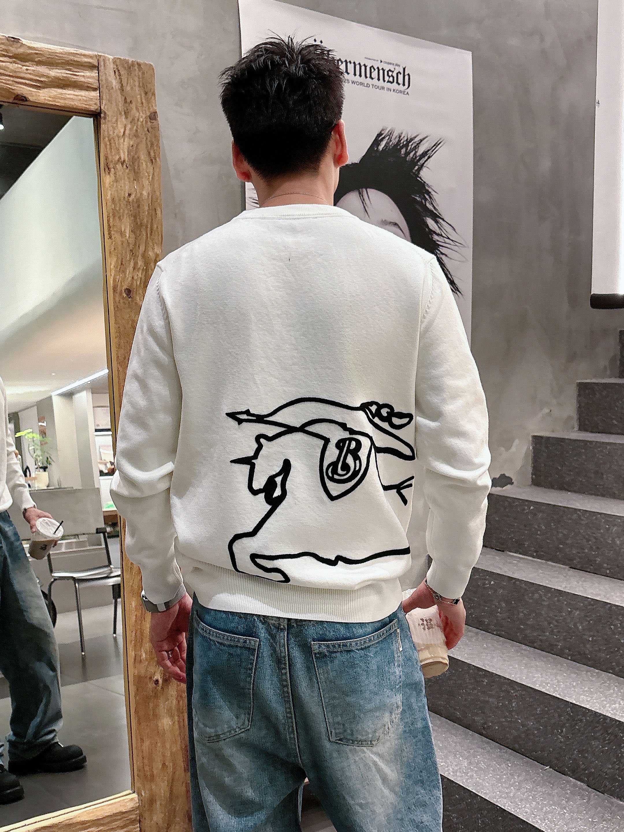 · 巴宝莉BUR 2025官网秋冬季最新款圆领毛衣，专柜同步在售爆款！特供羊毛混纺面料.手感舒适.可直接