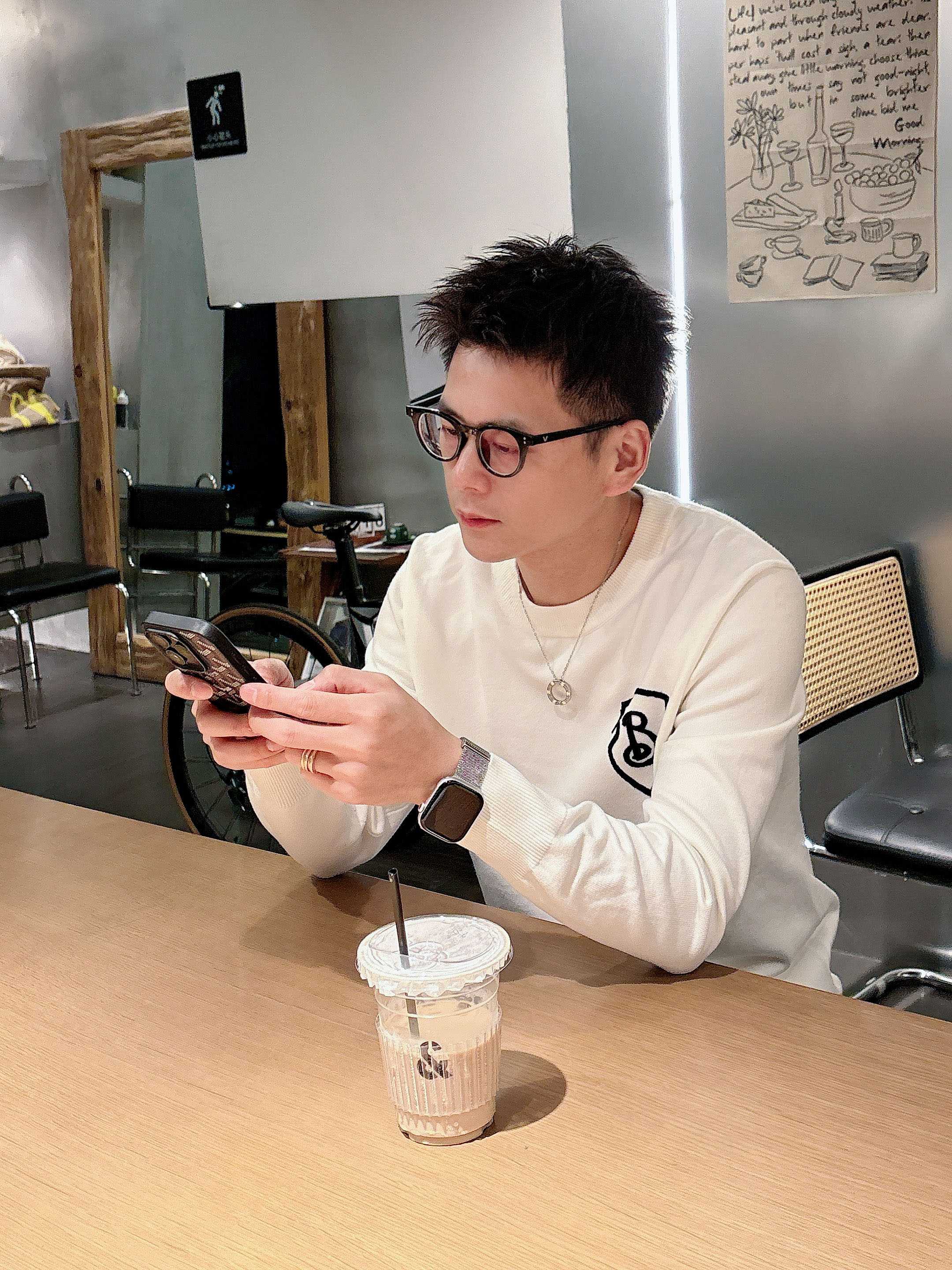 · 巴宝莉BUR 2025官网秋冬季最新款圆领毛衣，专柜同步在售爆款！特供羊毛混纺面料.手感舒适.可直接