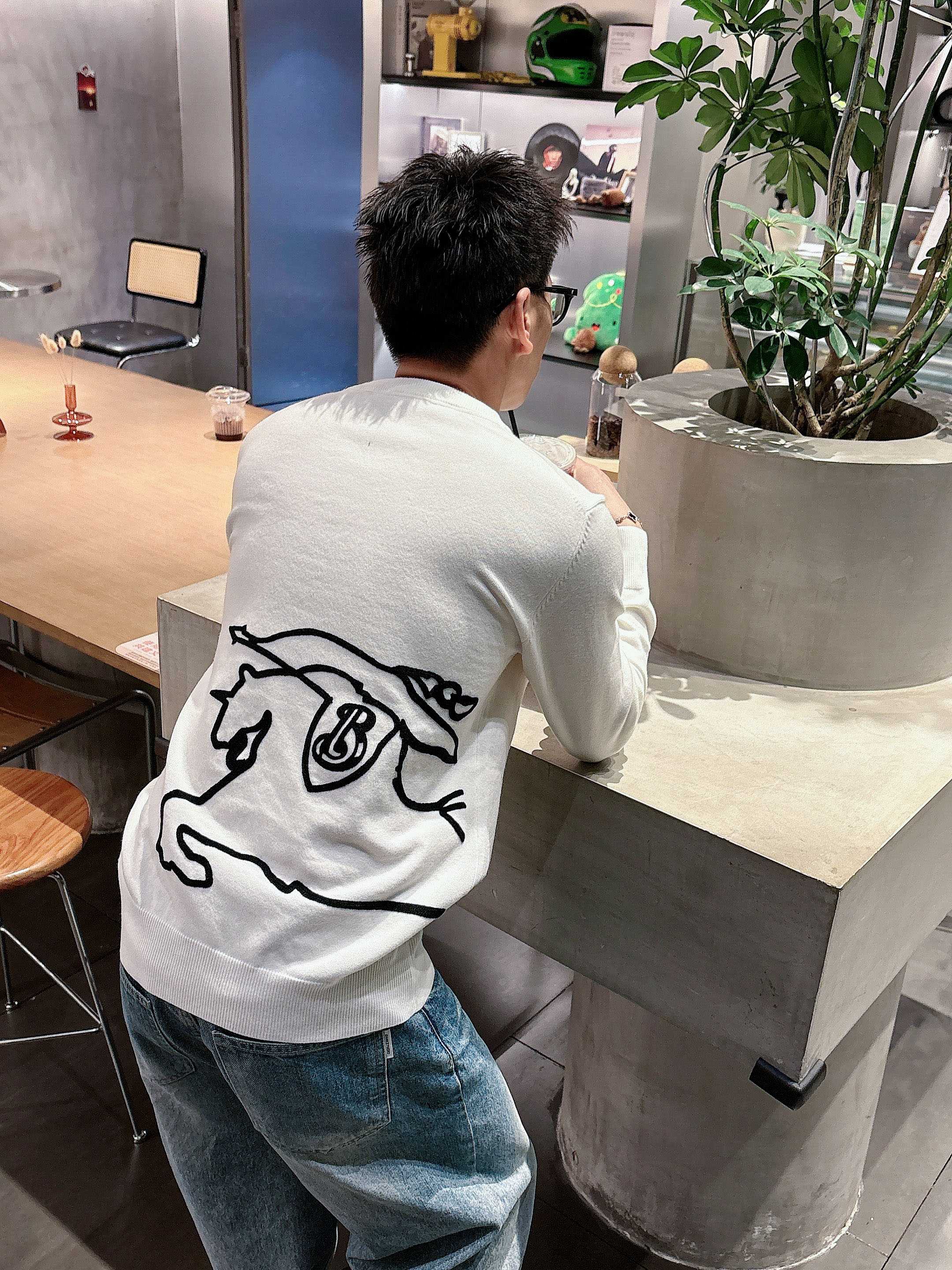 · 巴宝莉BUR 2025官网秋冬季最新款圆领毛衣，专柜同步在售爆款！特供羊毛混纺面料.手感舒适.可直接