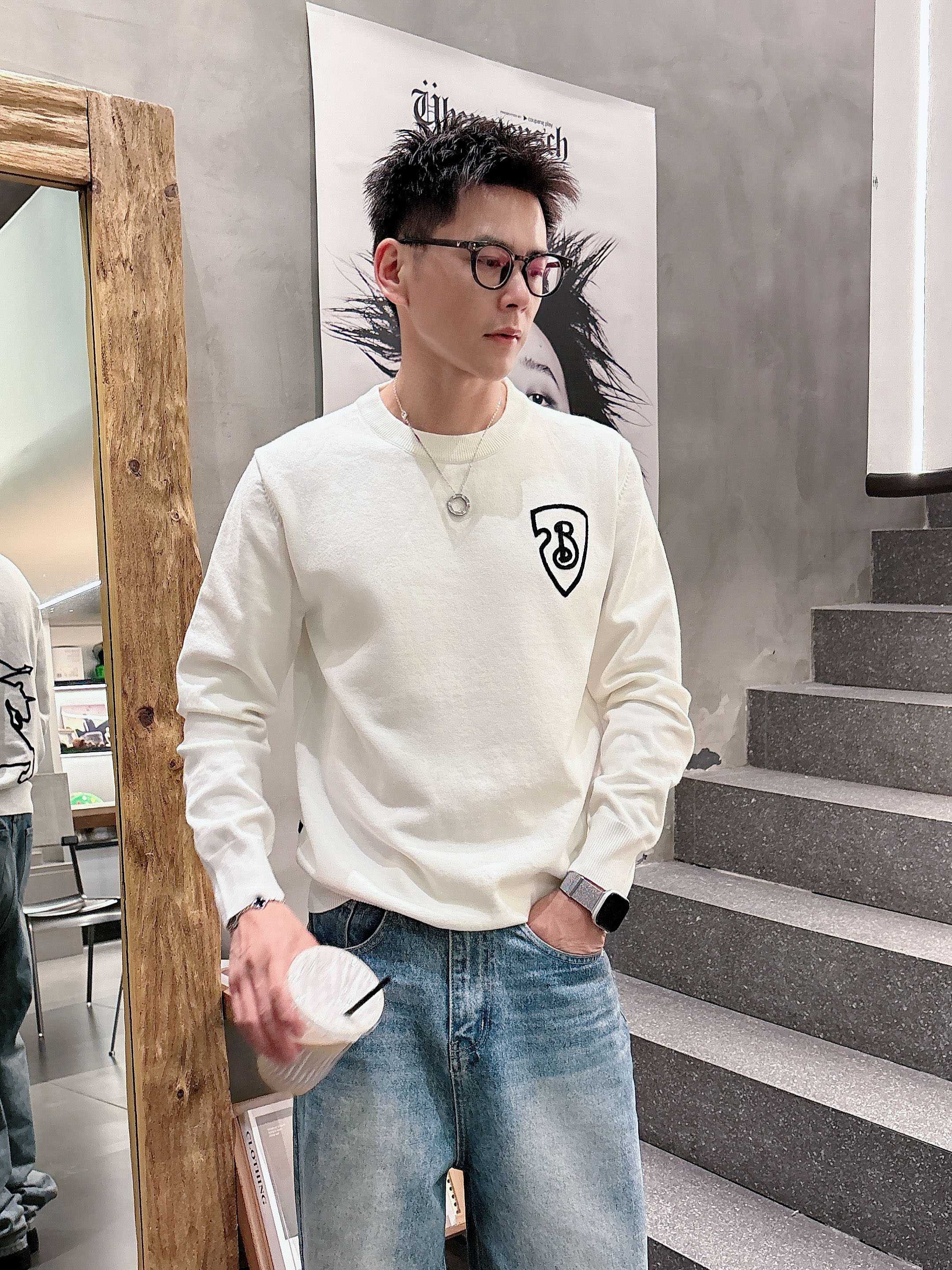 · 巴宝莉BUR 2025官网秋冬季最新款圆领毛衣，专柜同步在售爆款！特供羊毛混纺面料.手感舒适.可直接