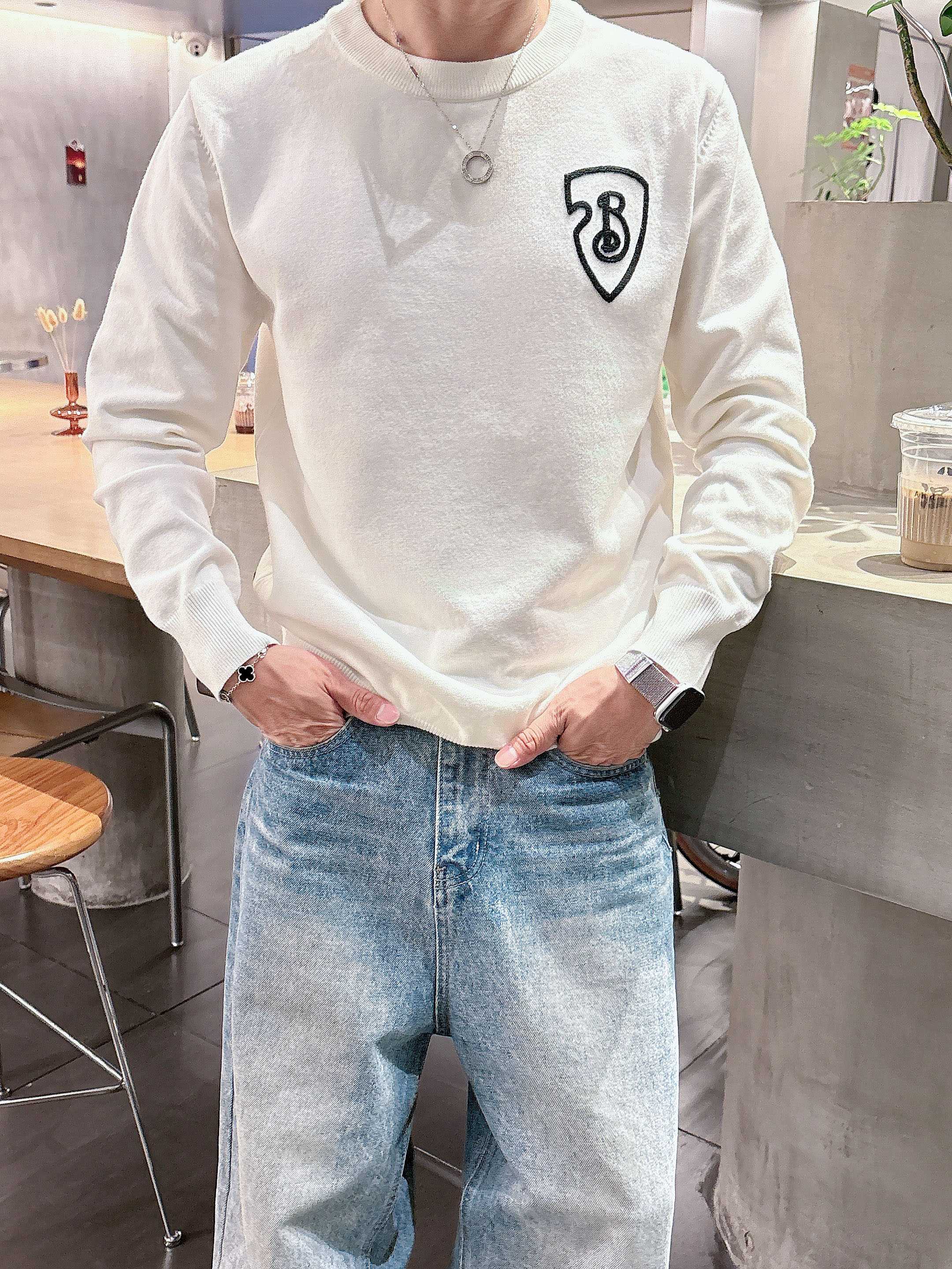 · 巴宝莉BUR 2025官网秋冬季最新款圆领毛衣，专柜同步在售爆款！特供羊毛混纺面料.手感舒适.可直接