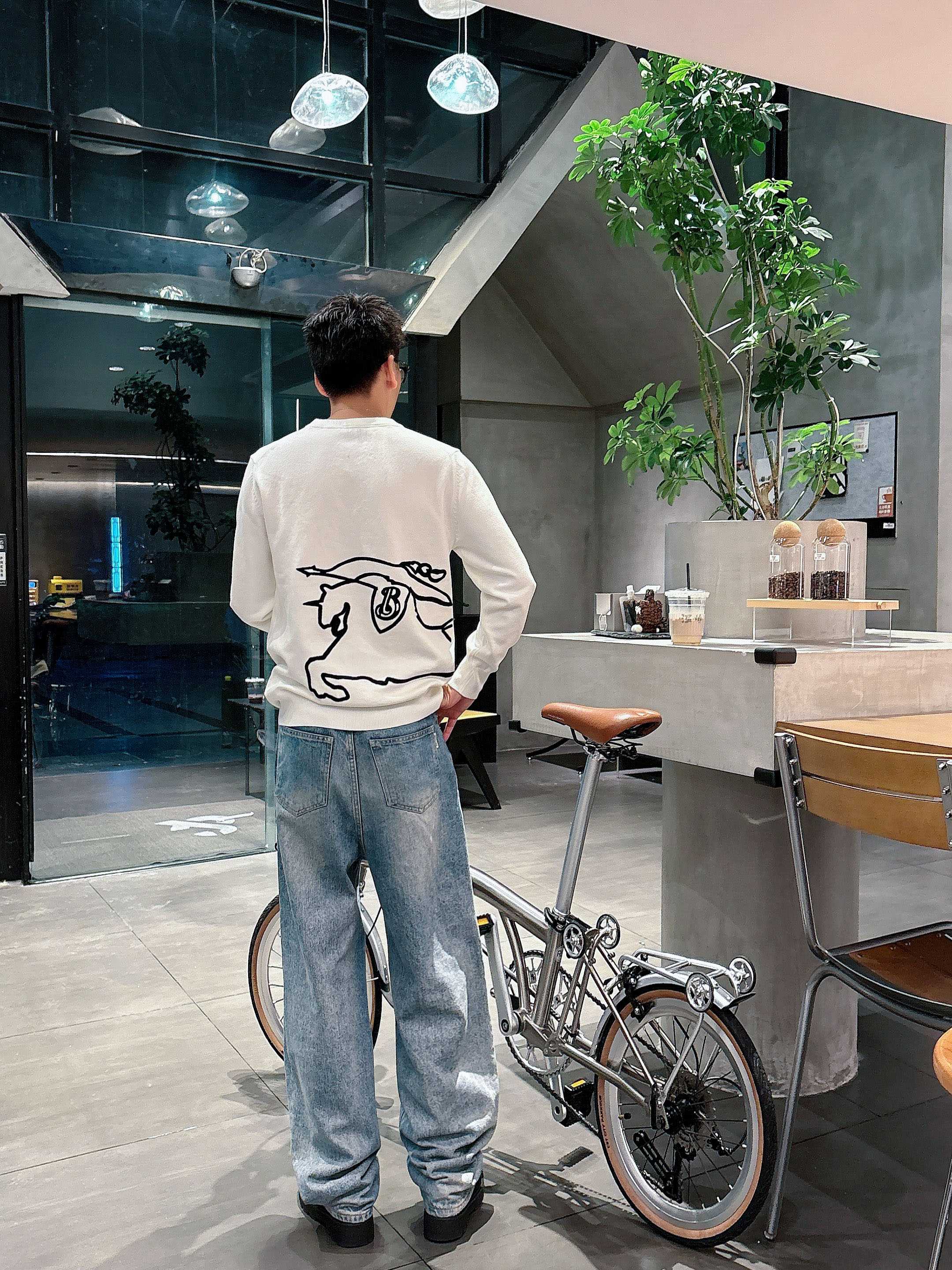 · 巴宝莉BUR 2025官网秋冬季最新款圆领毛衣，专柜同步在售爆款！特供羊毛混纺面料.手感舒适.可直接