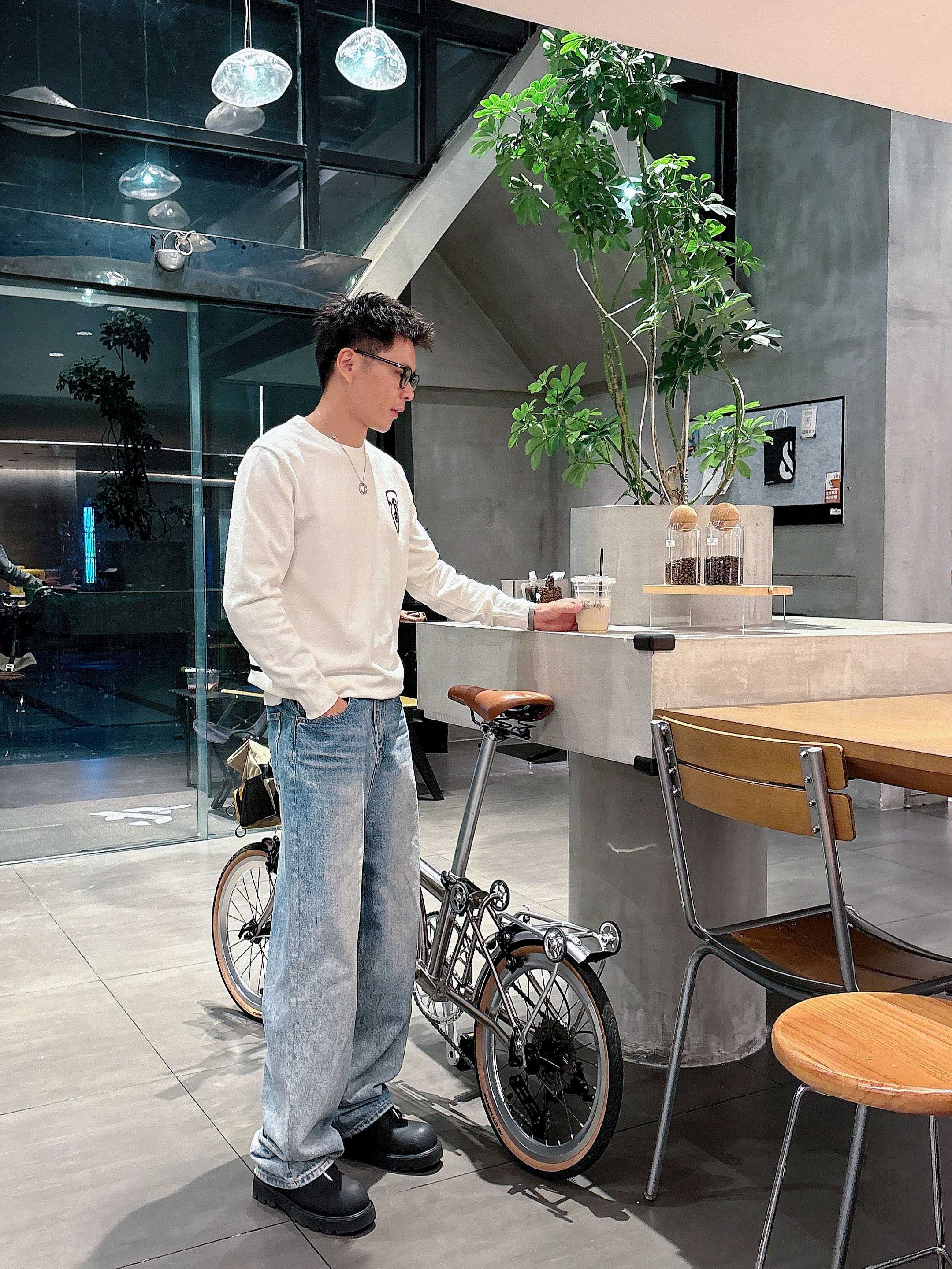 · 巴宝莉BUR 2025官网秋冬季最新款圆领毛衣，专柜同步在售爆款！特供羊毛混纺面料.手感舒适.可直接