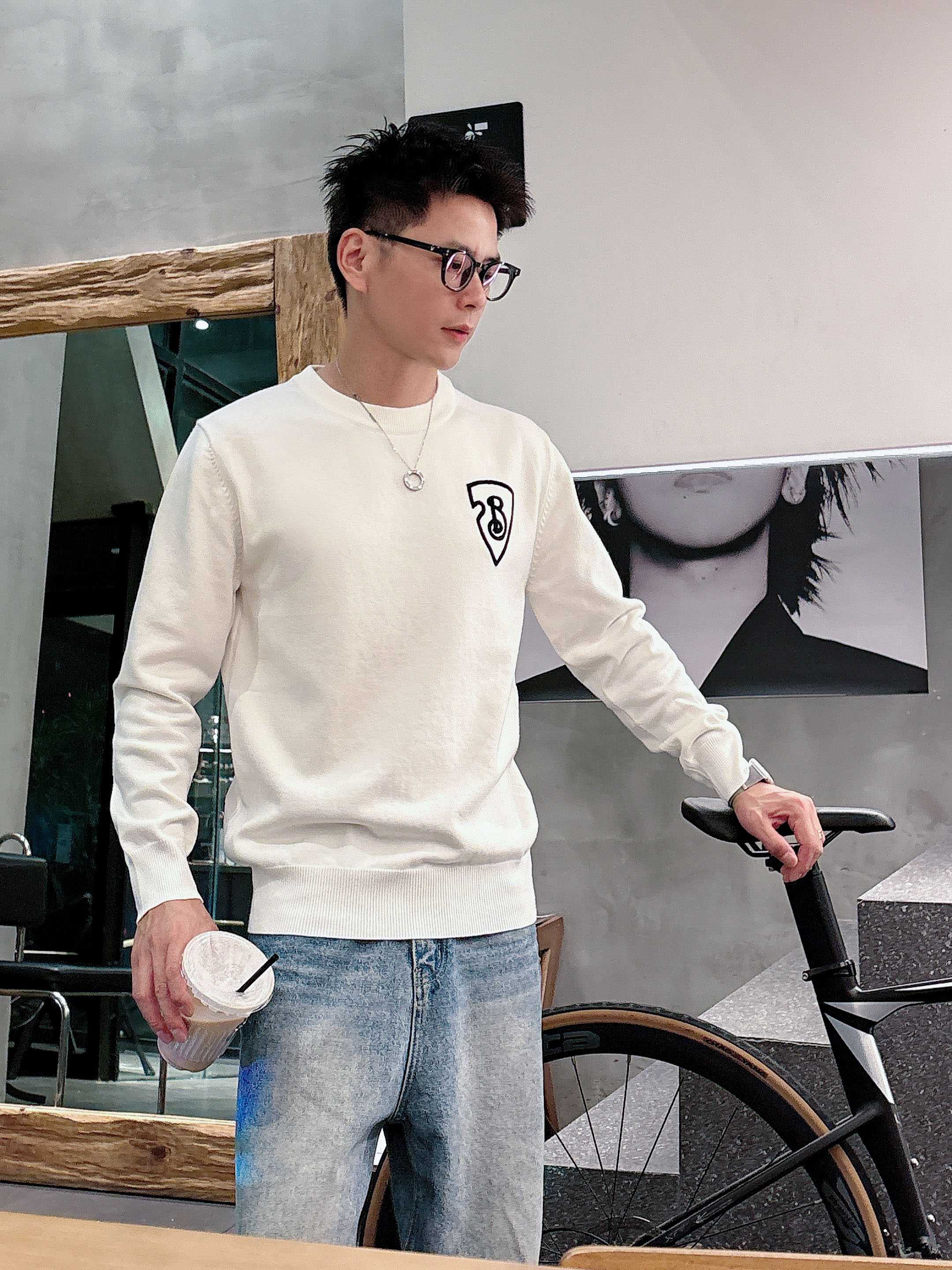 · 巴宝莉BUR 2025官网秋冬季最新款圆领毛衣，专柜同步在售爆款！特供羊毛混纺面料.手感舒适.可直接