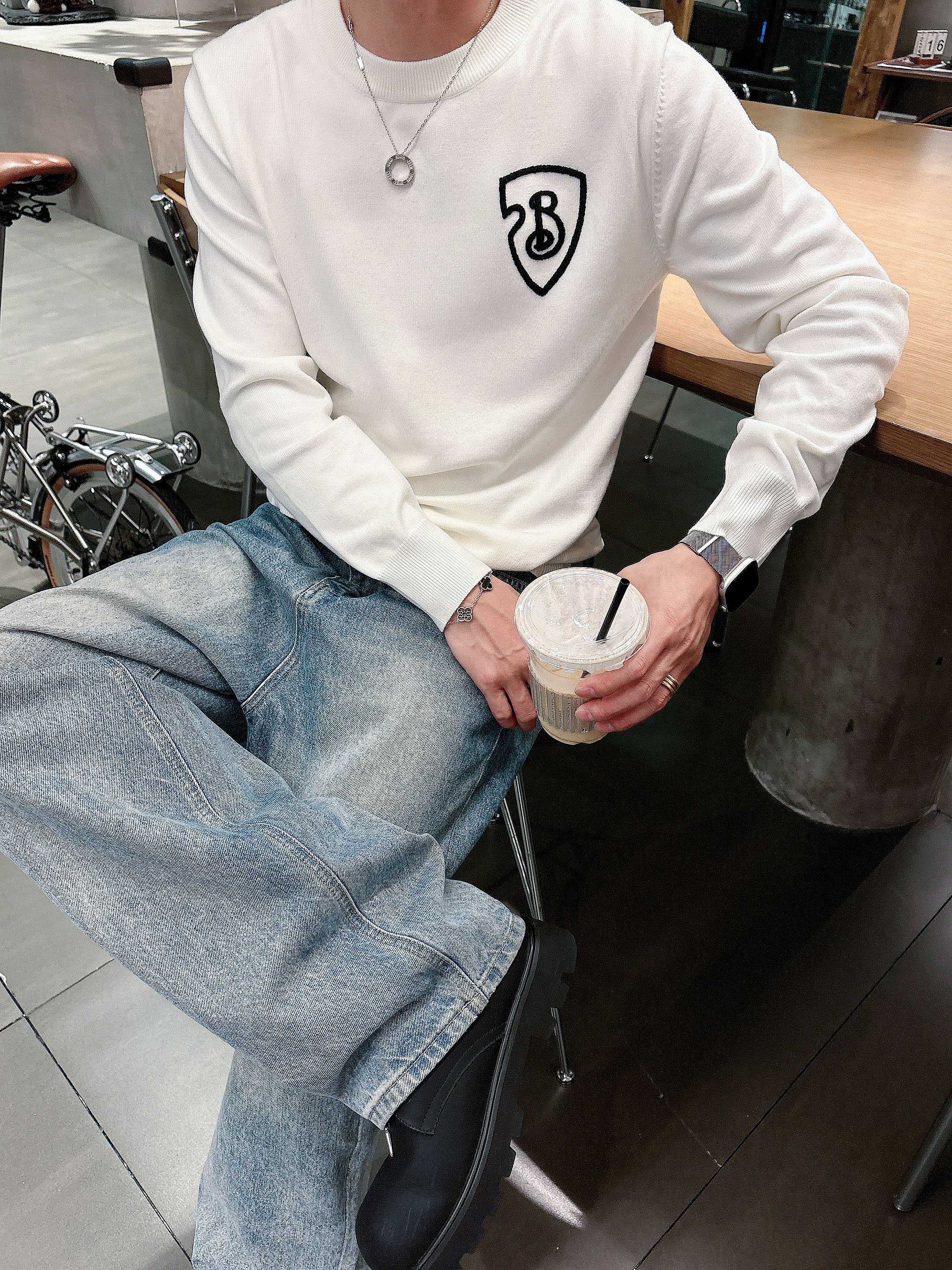 · 巴宝莉BUR 2025官网秋冬季最新款圆领毛衣，专柜同步在售爆款！特供羊毛混纺面料.手感舒适.可直接