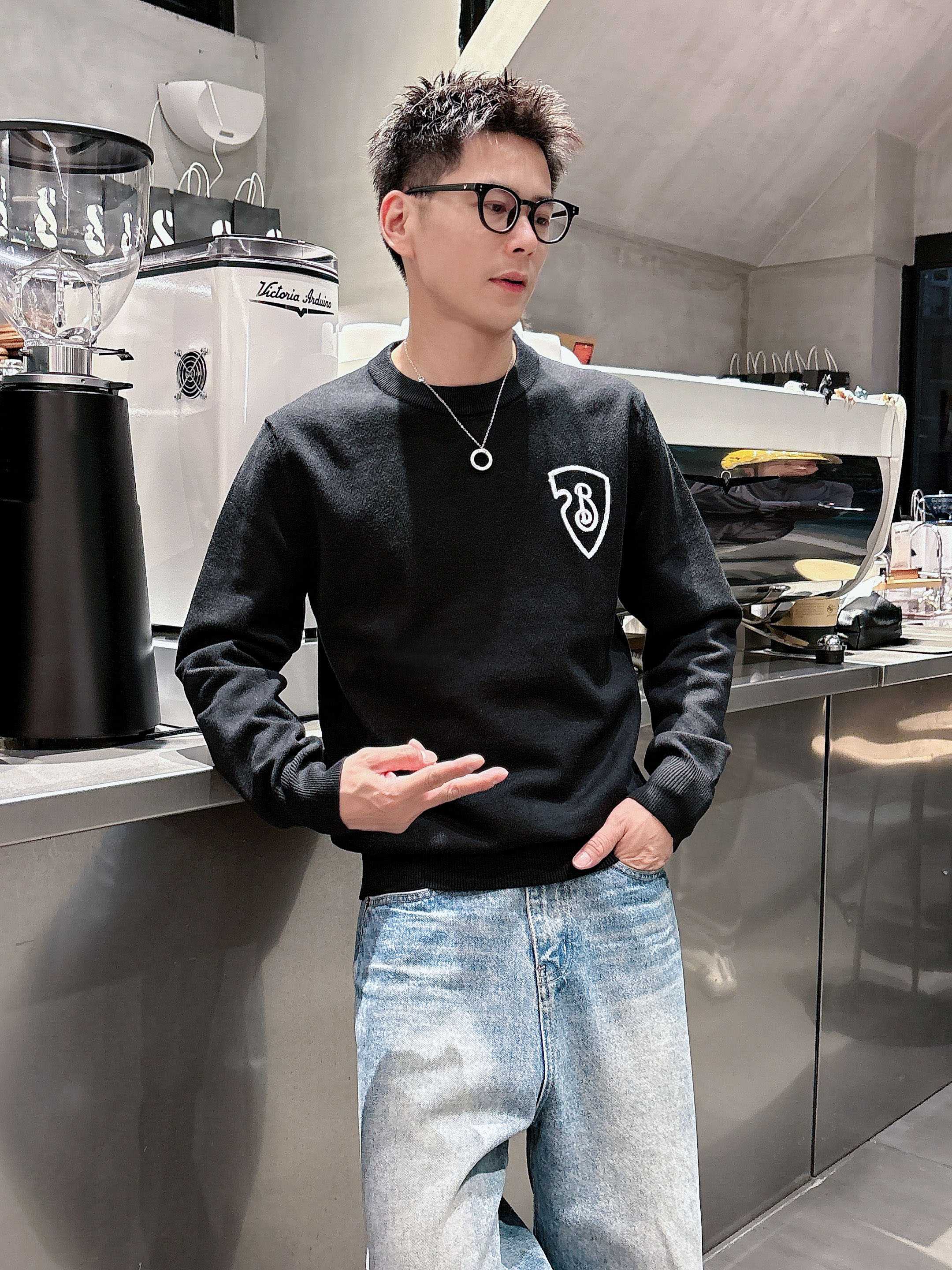 · 巴宝莉BUR 2025官网秋冬季最新款圆领毛衣，专柜同步在售爆款！特供羊毛混纺面料.手感舒适.可直接