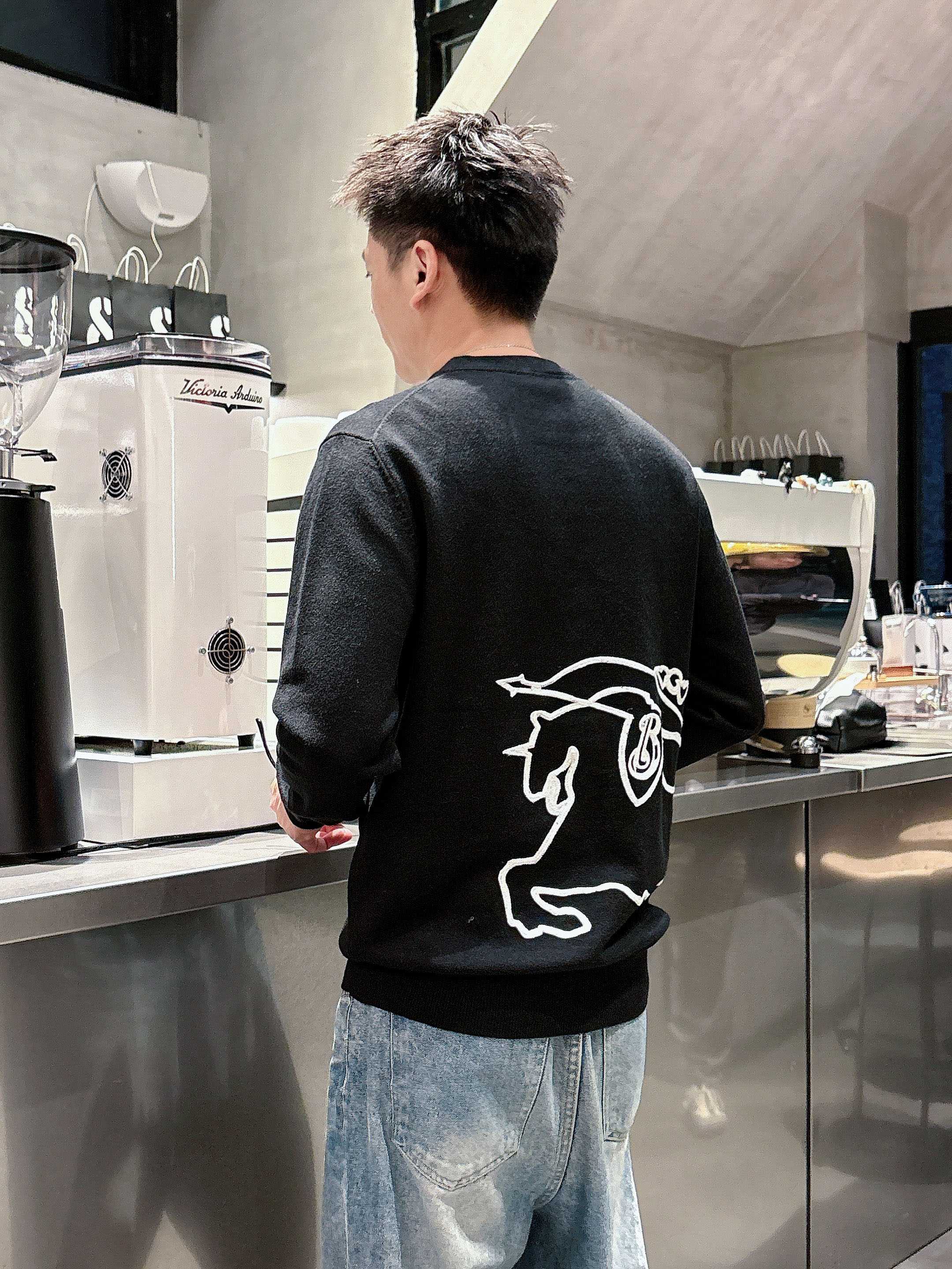 · 巴宝莉BUR 2025官网秋冬季最新款圆领毛衣，专柜同步在售爆款！特供羊毛混纺面料.手感舒适.可直接