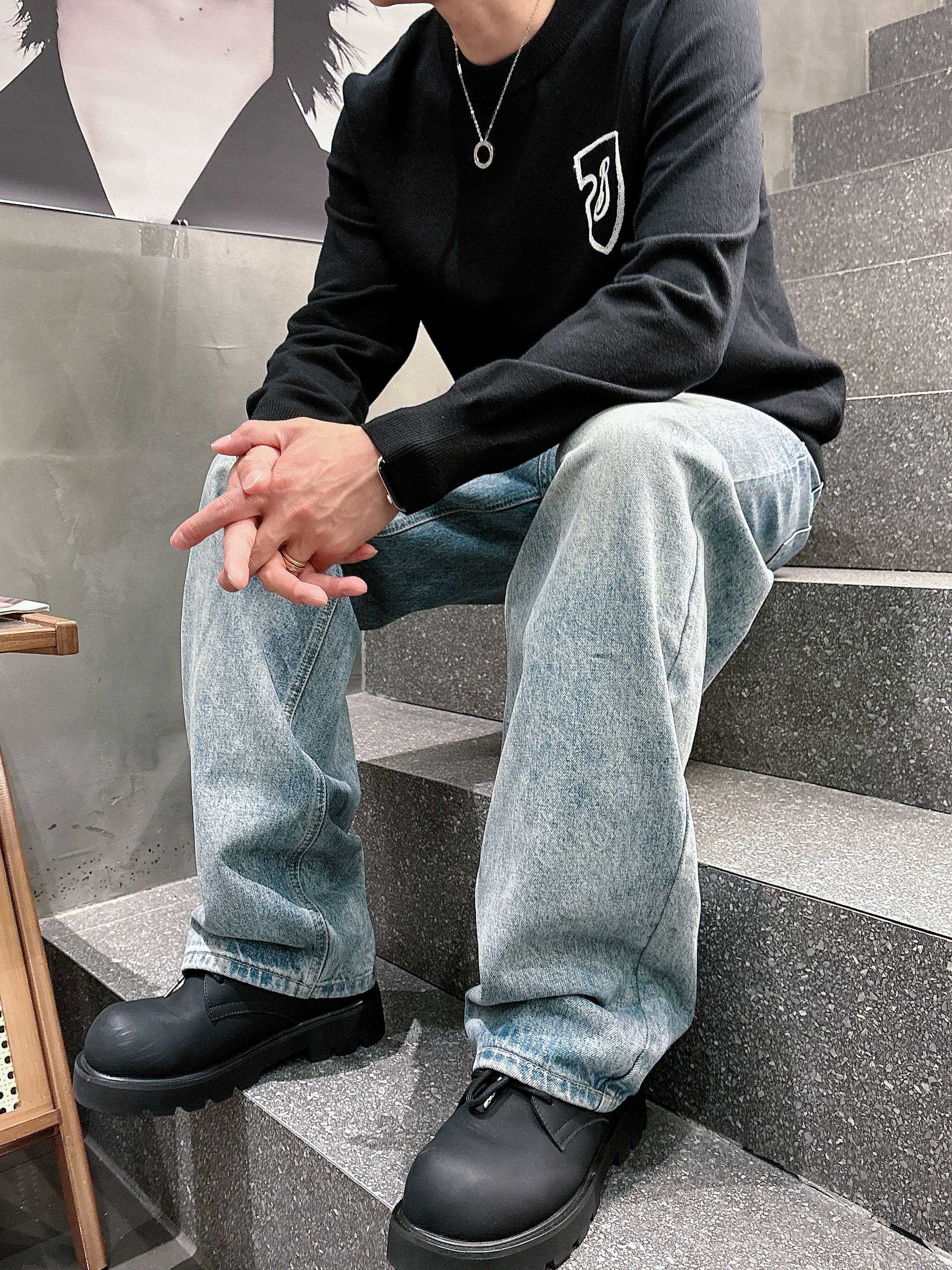 · 巴宝莉BUR 2025官网秋冬季最新款圆领毛衣，专柜同步在售爆款！特供羊毛混纺面料.手感舒适.可直接