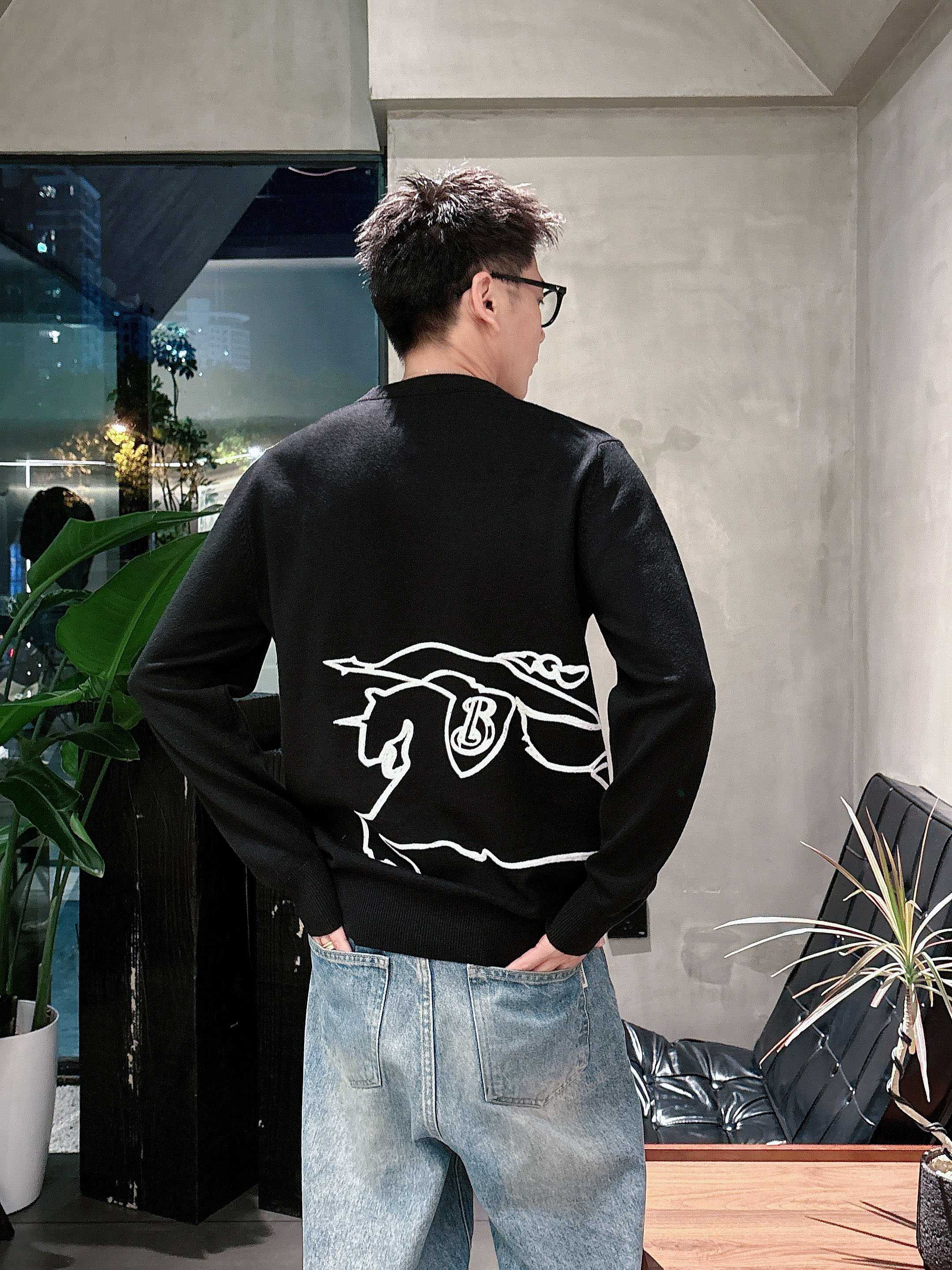 · 巴宝莉BUR 2025官网秋冬季最新款圆领毛衣，专柜同步在售爆款！特供羊毛混纺面料.手感舒适.可直接