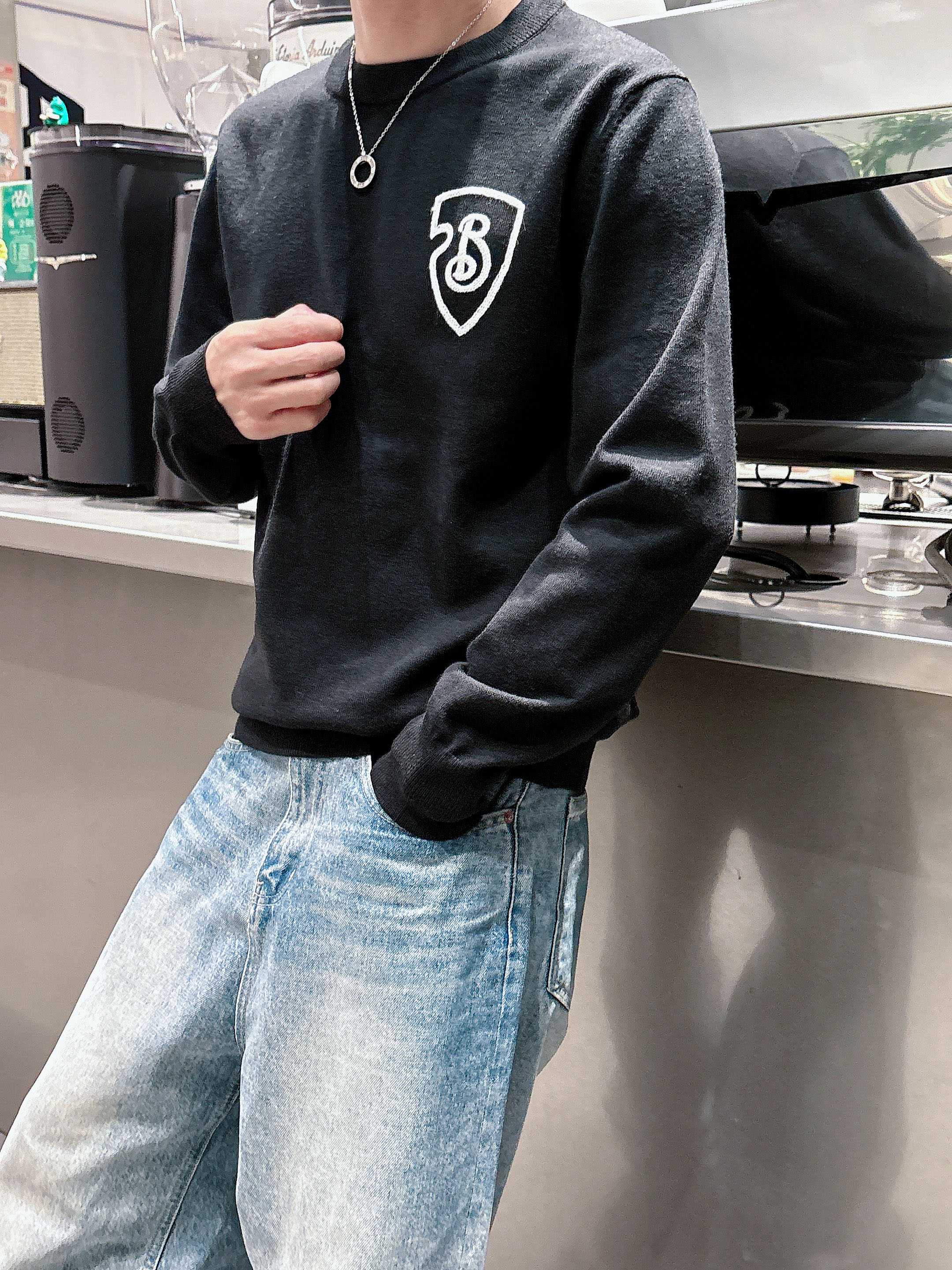 · 巴宝莉BUR 2025官网秋冬季最新款圆领毛衣，专柜同步在售爆款！特供羊毛混纺面料.手感舒适.可直接