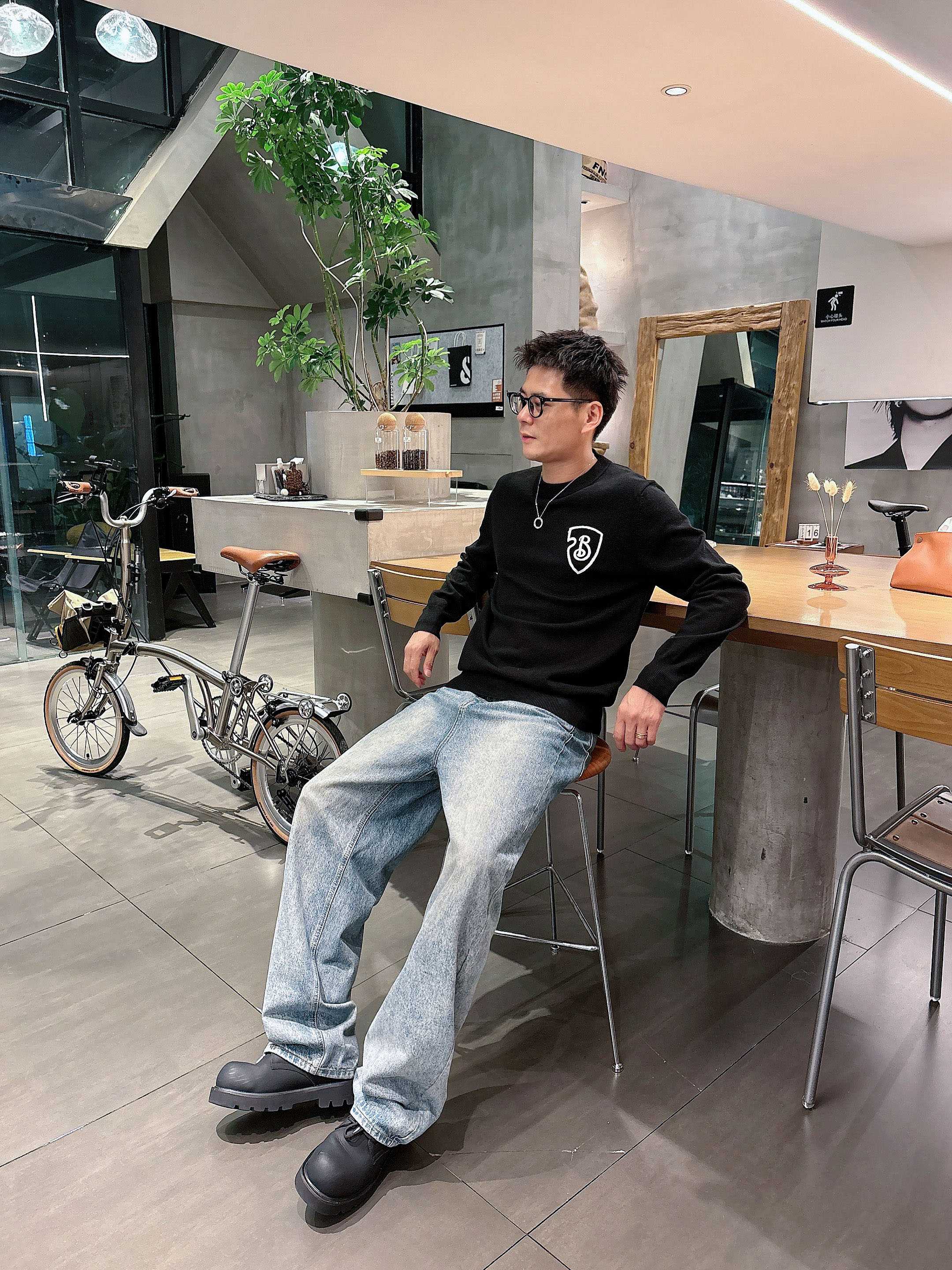 · 巴宝莉BUR 2025官网秋冬季最新款圆领毛衣，专柜同步在售爆款！特供羊毛混纺面料.手感舒适.可直接