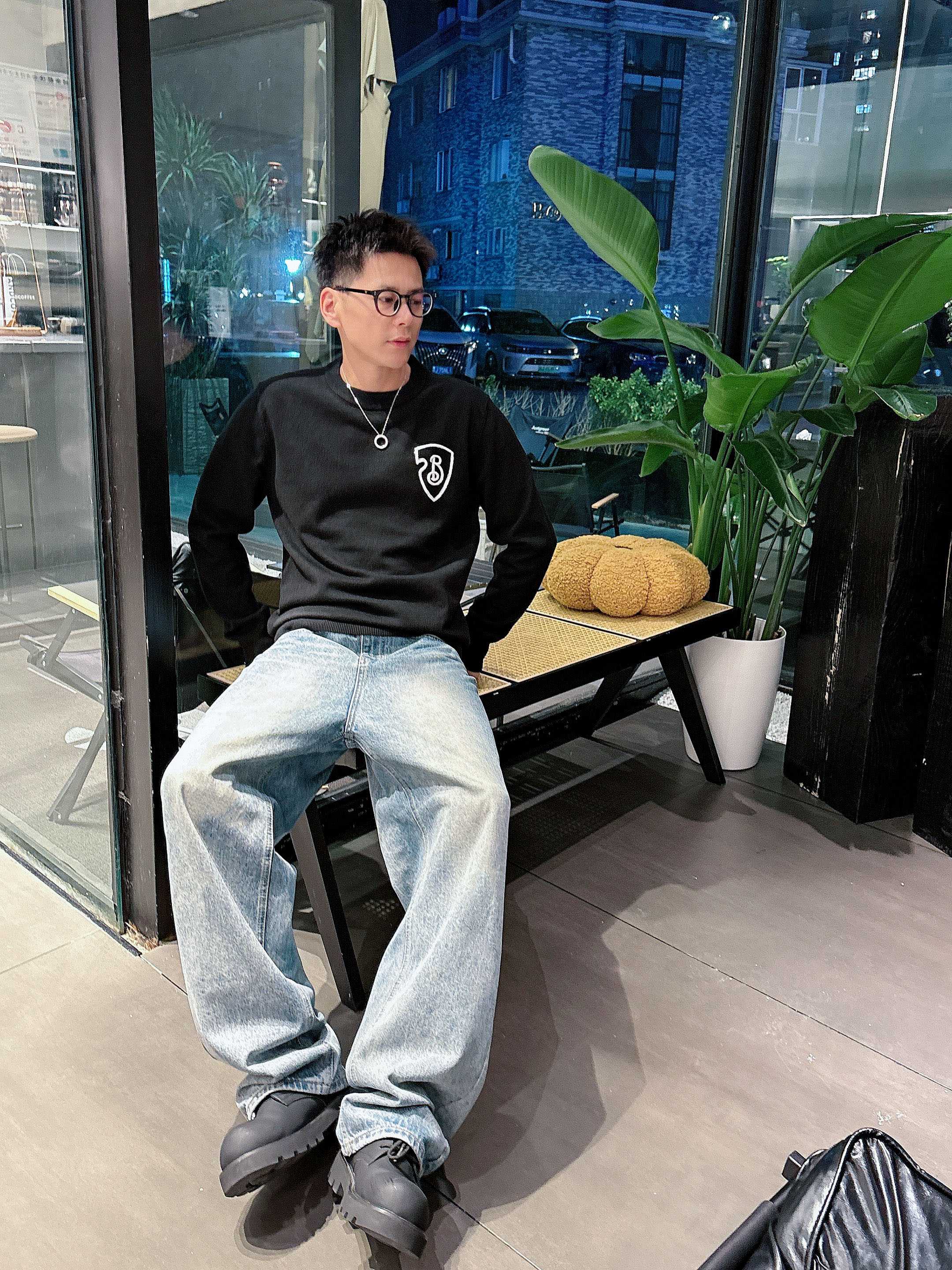 · 巴宝莉BUR 2025官网秋冬季最新款圆领毛衣，专柜同步在售爆款！特供羊毛混纺面料.手感舒适.可直接