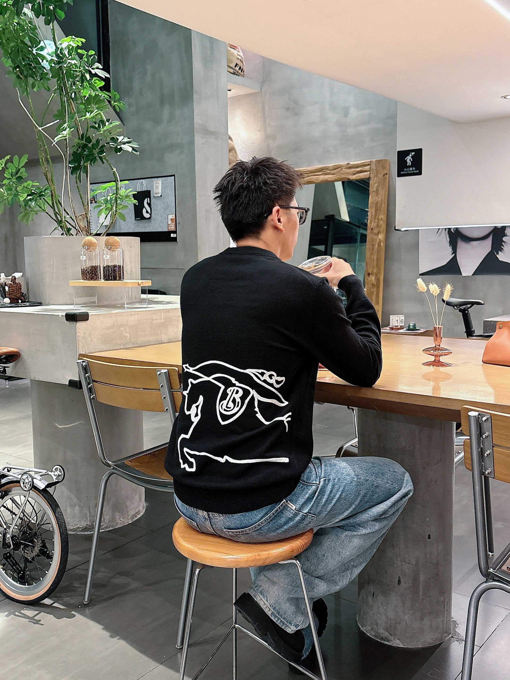 · 巴宝莉BUR 2025官网秋冬季最新款圆领毛衣，专柜同步在售爆款！特供羊毛混纺面料.手感舒适.可直接