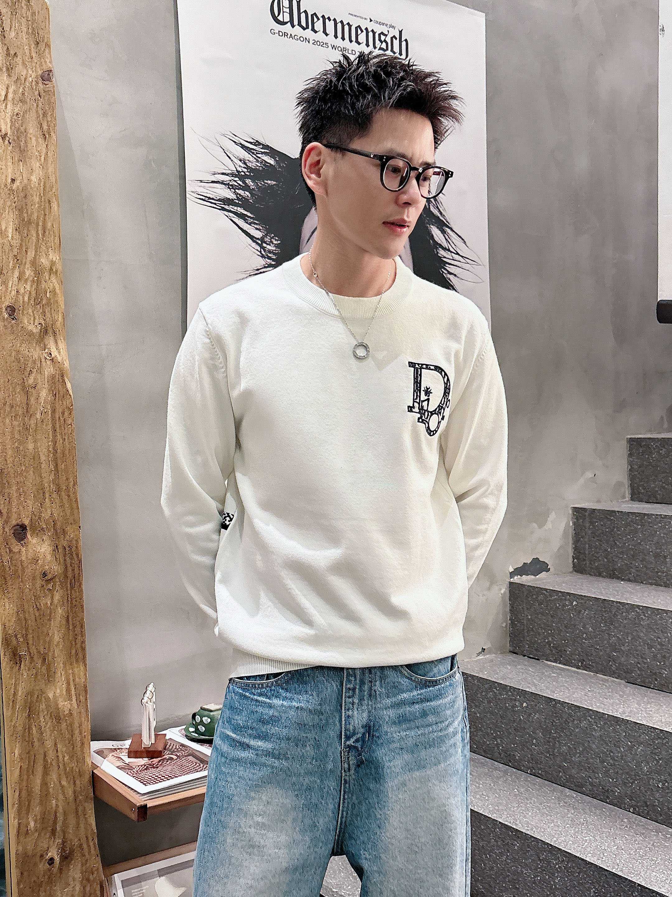 · 迪奥Dior 2025官网秋冬季最新款圆领毛衣，专柜同步在售爆款！特供羊毛混纺面料.手感舒适.可直接