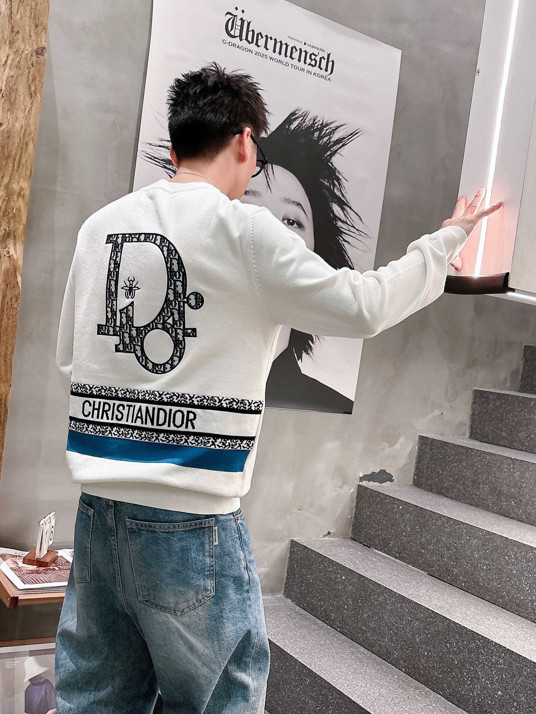 · 迪奥Dior 2025官网秋冬季最新款圆领毛衣，专柜同步在售爆款！特供羊毛混纺面料.手感舒适.可直接