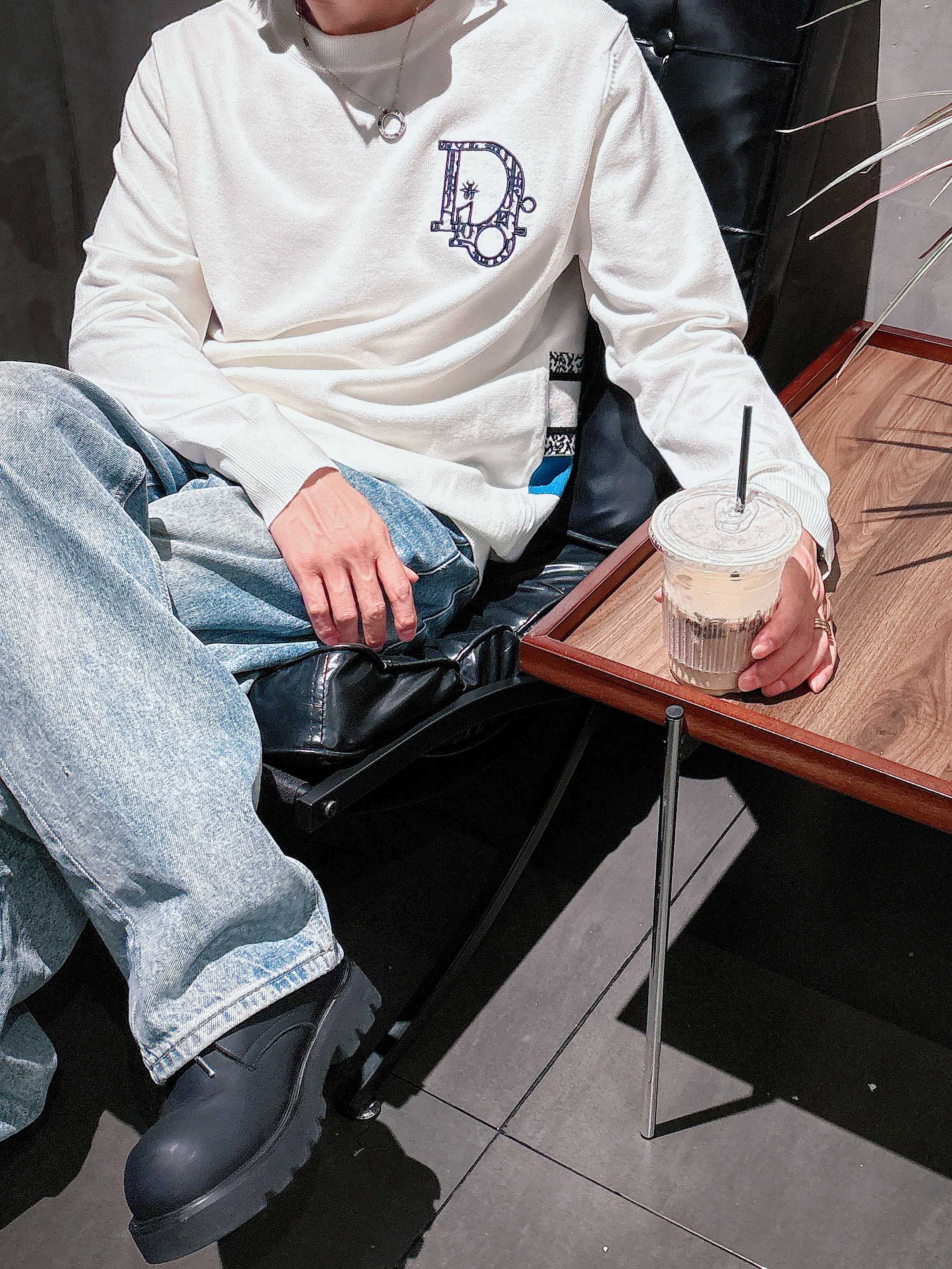 · 迪奥Dior 2025官网秋冬季最新款圆领毛衣，专柜同步在售爆款！特供羊毛混纺面料.手感舒适.可直接