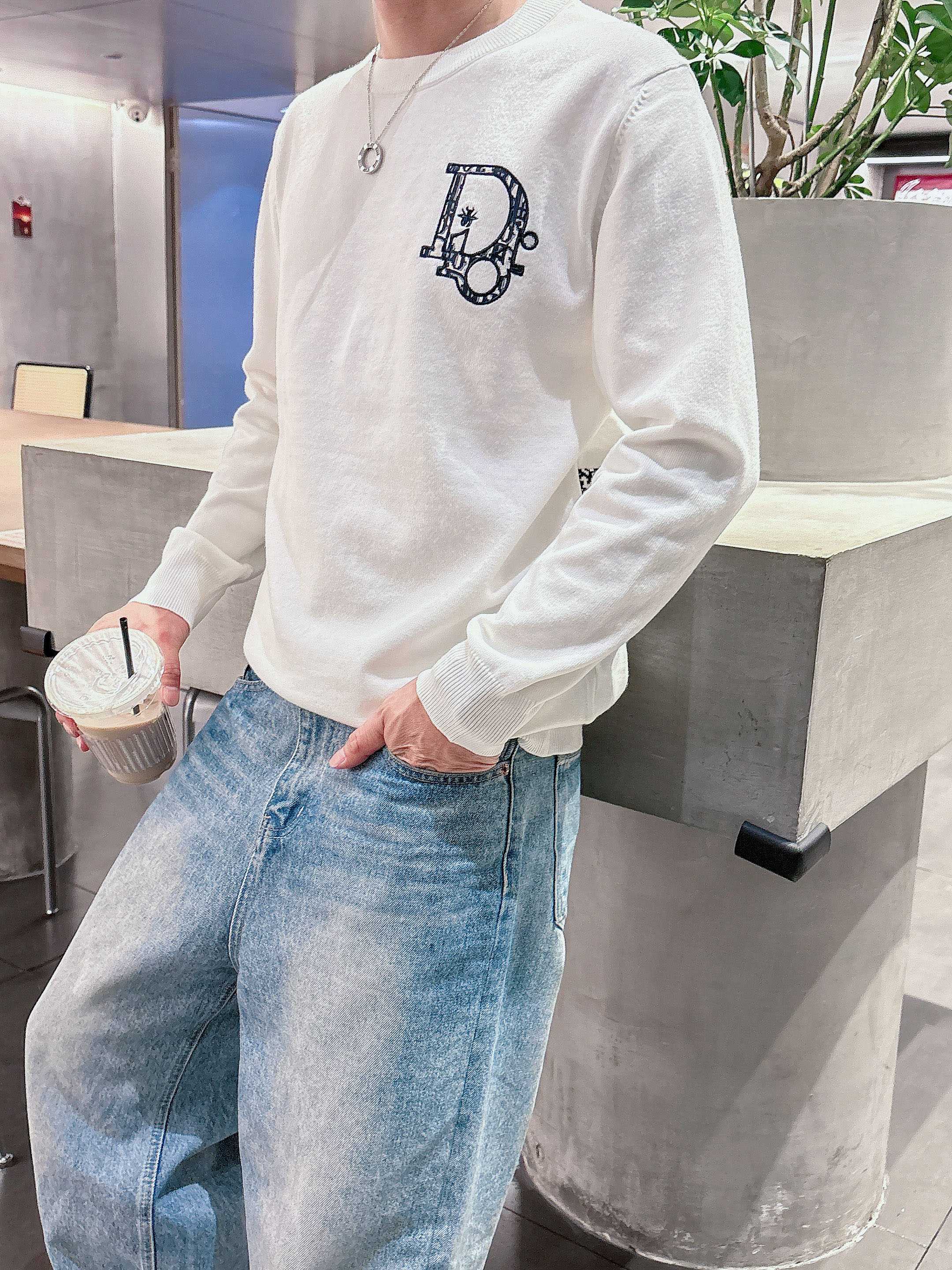 · 迪奥Dior 2025官网秋冬季最新款圆领毛衣，专柜同步在售爆款！特供羊毛混纺面料.手感舒适.可直接