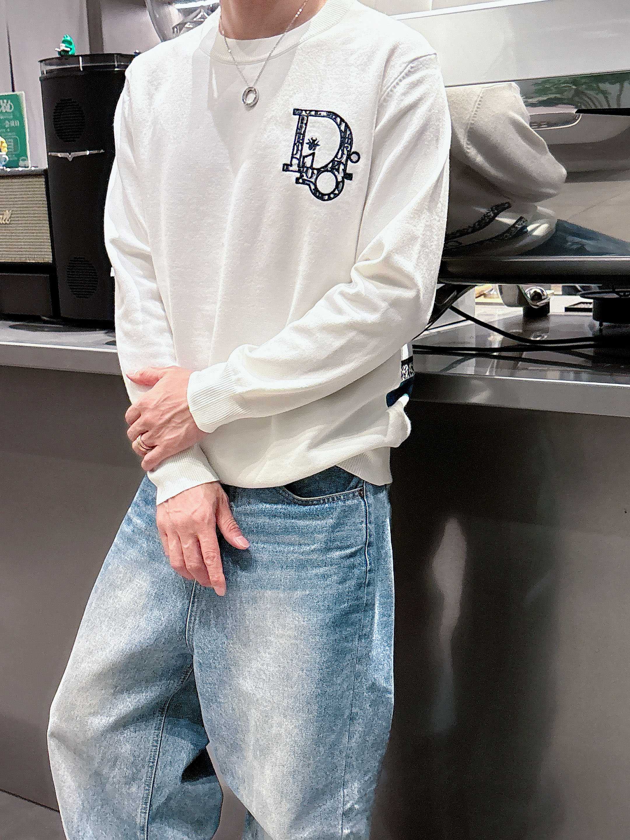 · 迪奥Dior 2025官网秋冬季最新款圆领毛衣，专柜同步在售爆款！特供羊毛混纺面料.手感舒适.可直接