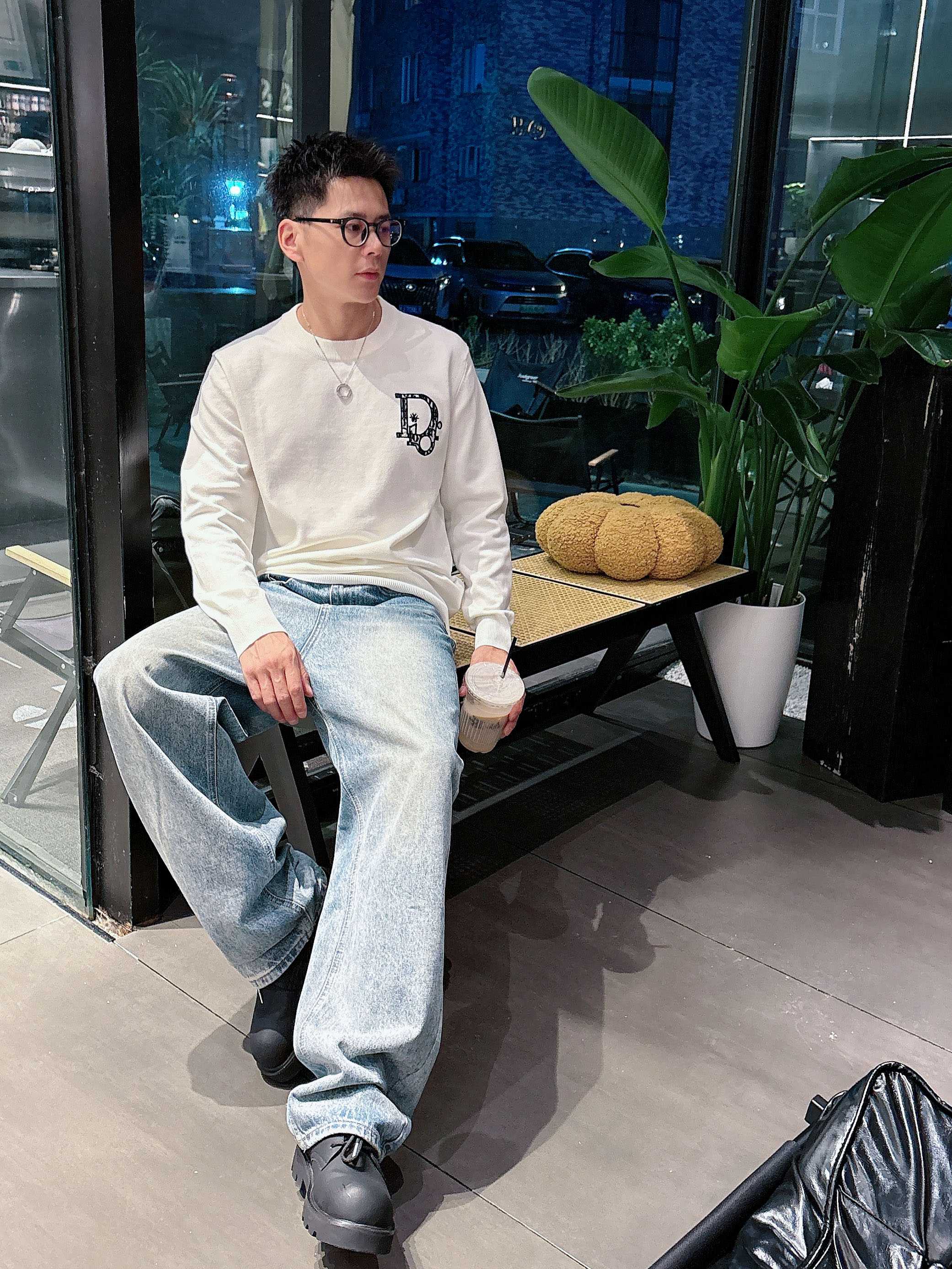 · 迪奥Dior 2025官网秋冬季最新款圆领毛衣，专柜同步在售爆款！特供羊毛混纺面料.手感舒适.可直接