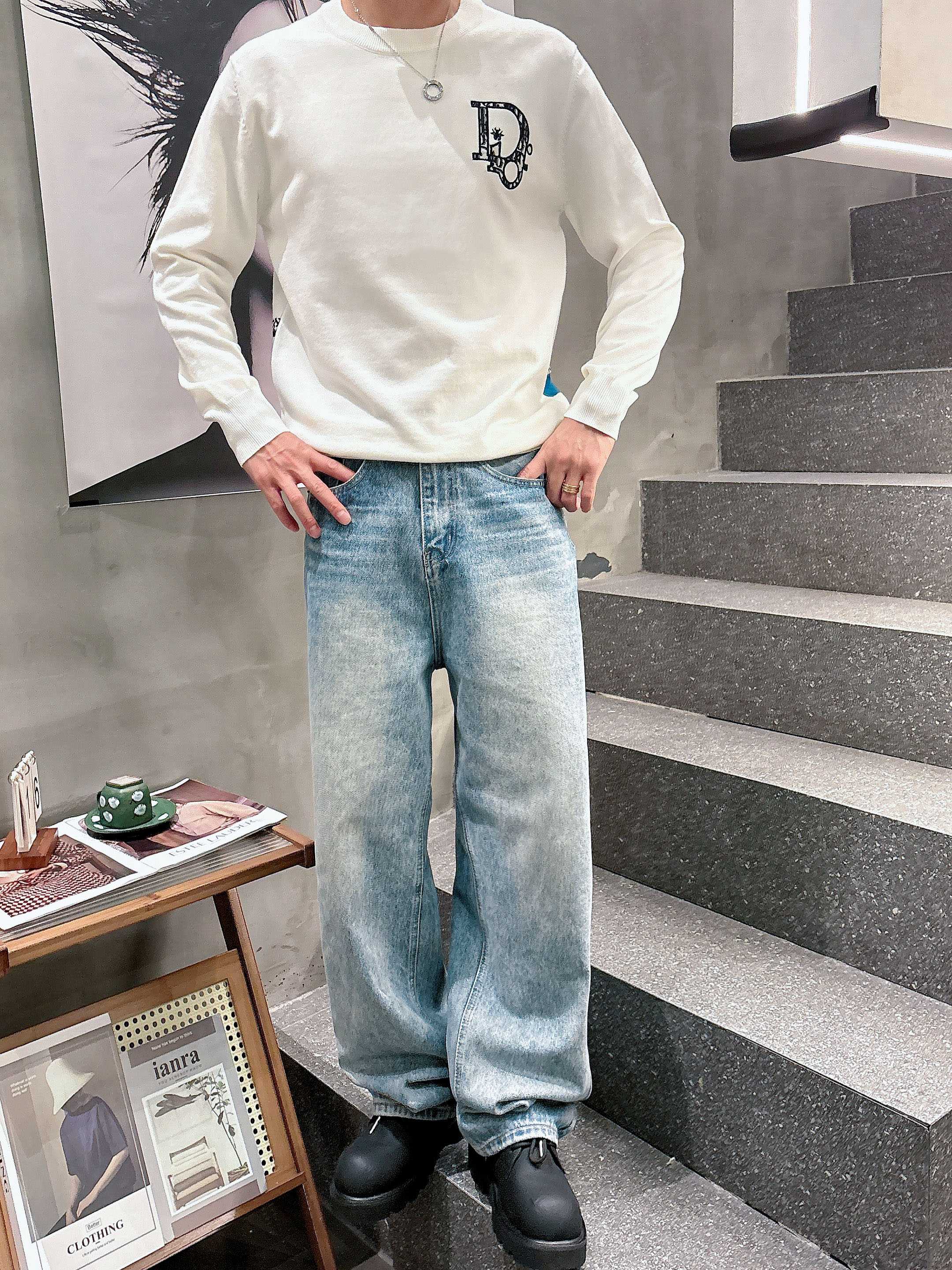 · 迪奥Dior 2025官网秋冬季最新款圆领毛衣，专柜同步在售爆款！特供羊毛混纺面料.手感舒适.可直接