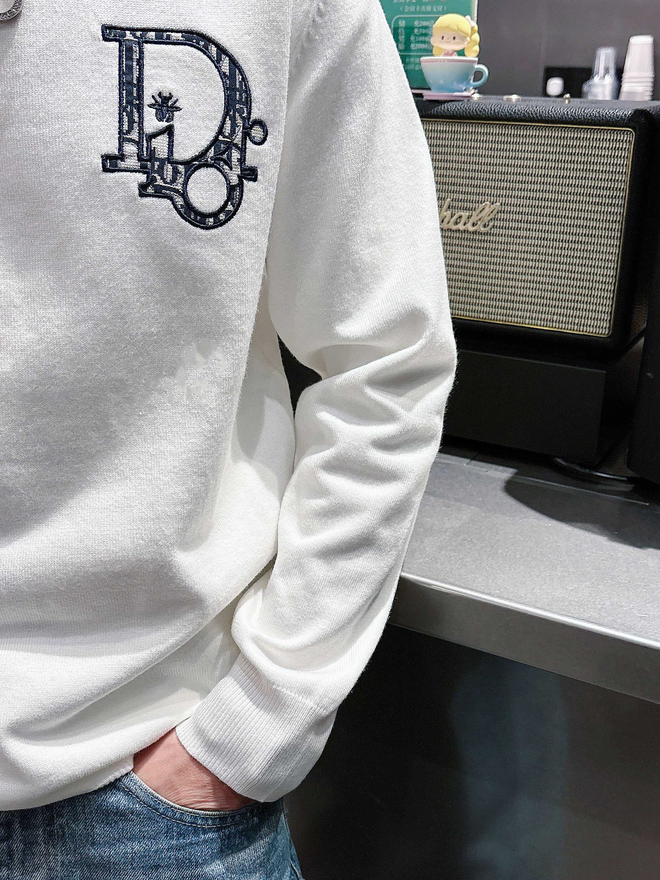 · 迪奥Dior 2025官网秋冬季最新款圆领毛衣，专柜同步在售爆款！特供羊毛混纺面料.手感舒适.可直接