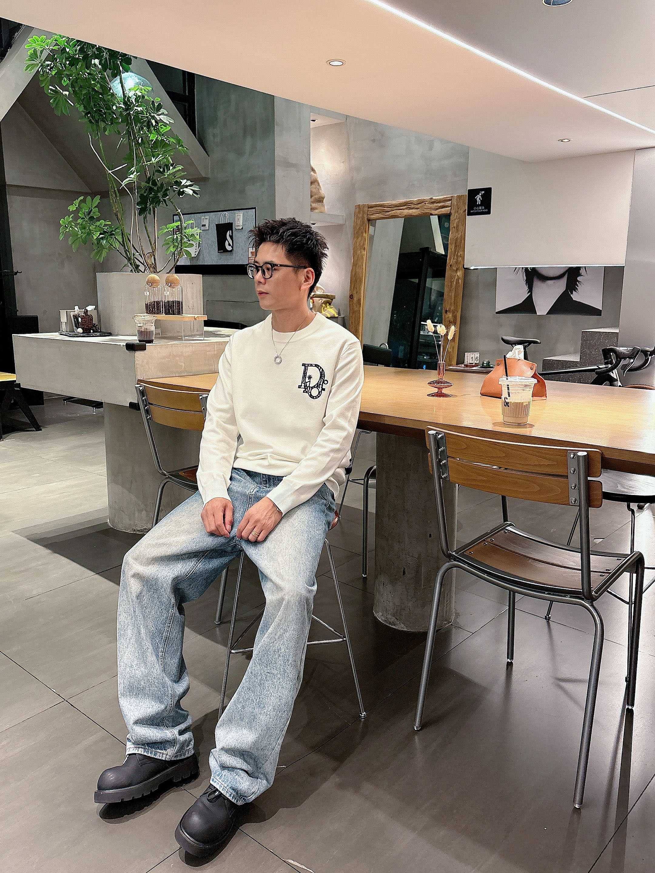 · 迪奥Dior 2025官网秋冬季最新款圆领毛衣，专柜同步在售爆款！特供羊毛混纺面料.手感舒适.可直接