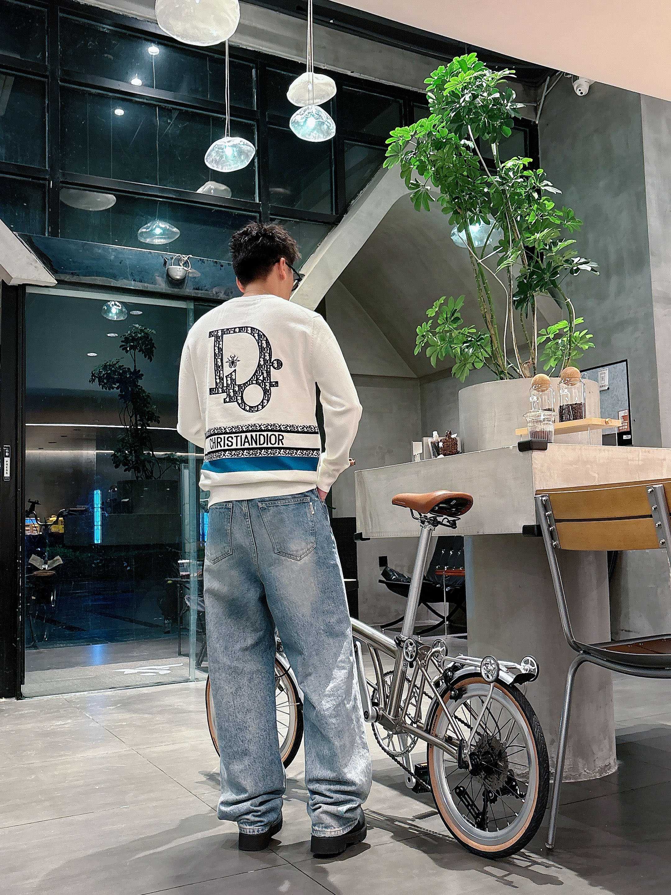 · 迪奥Dior 2025官网秋冬季最新款圆领毛衣，专柜同步在售爆款！特供羊毛混纺面料.手感舒适.可直接