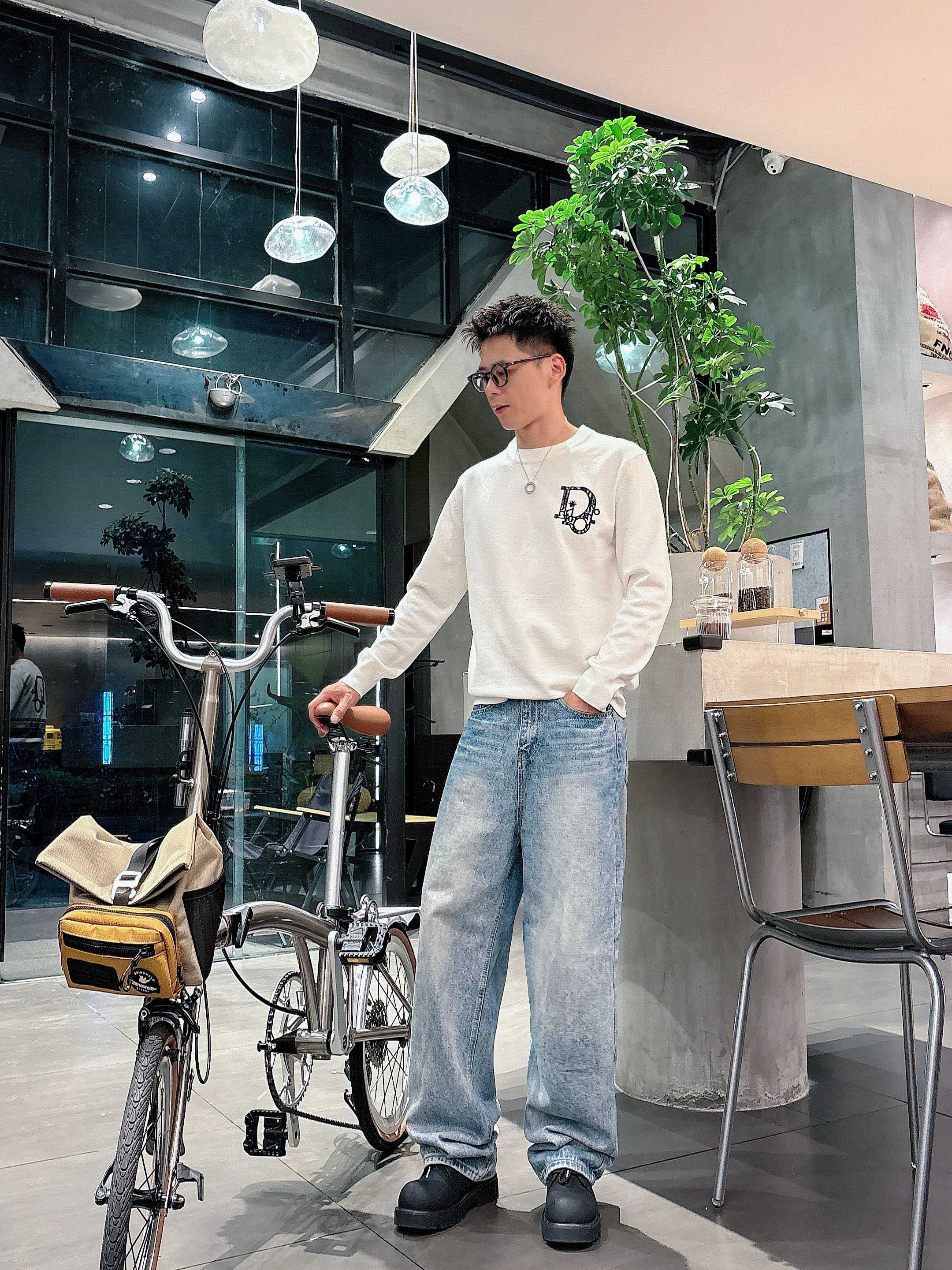 · 迪奥Dior 2025官网秋冬季最新款圆领毛衣，专柜同步在售爆款！特供羊毛混纺面料.手感舒适.可直接