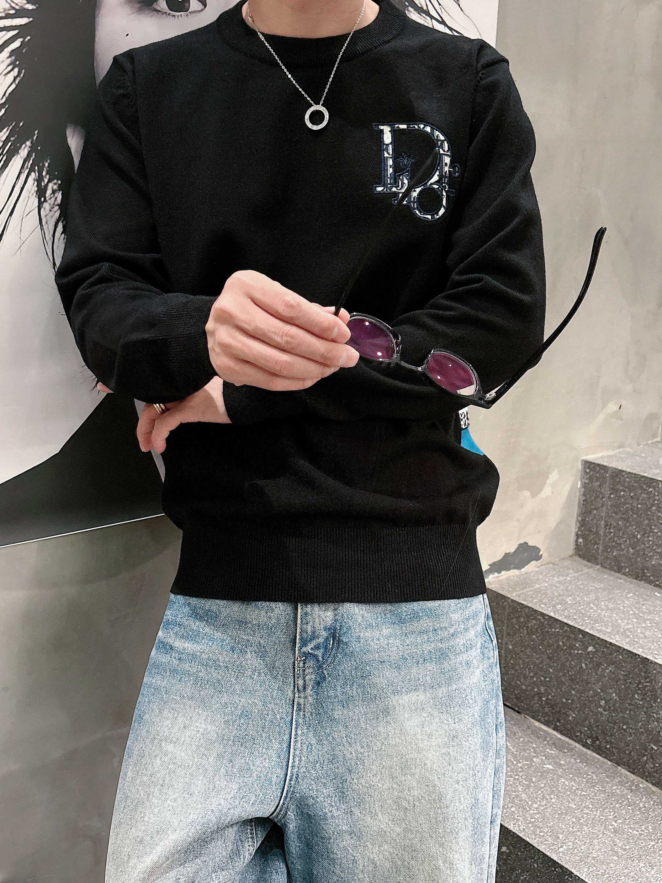 · 迪奥Dior 2025官网秋冬季最新款圆领毛衣，专柜同步在售爆款！特供羊毛混纺面料.手感舒适.可直接