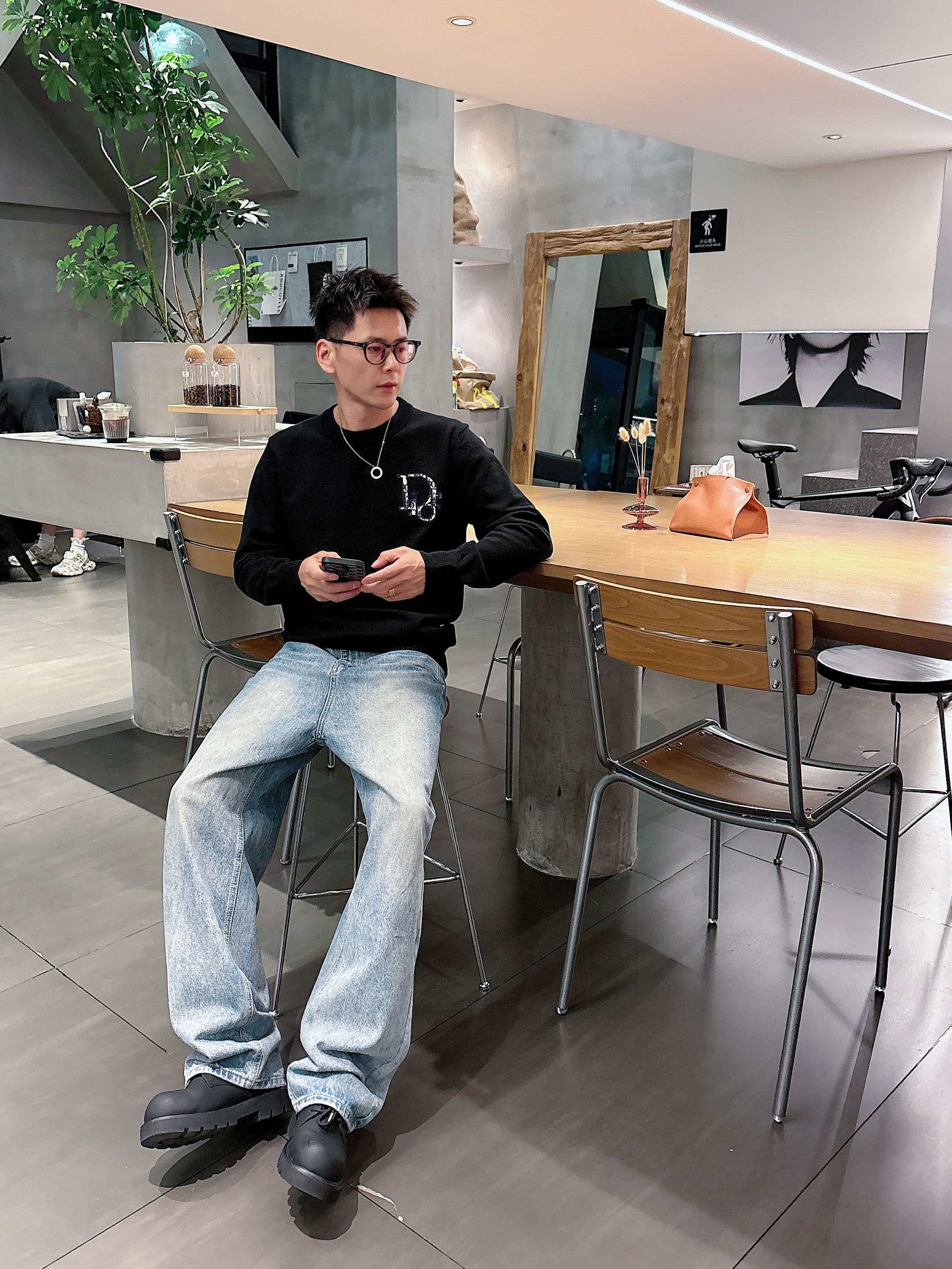 · 迪奥Dior 2025官网秋冬季最新款圆领毛衣，专柜同步在售爆款！特供羊毛混纺面料.手感舒适.可直接