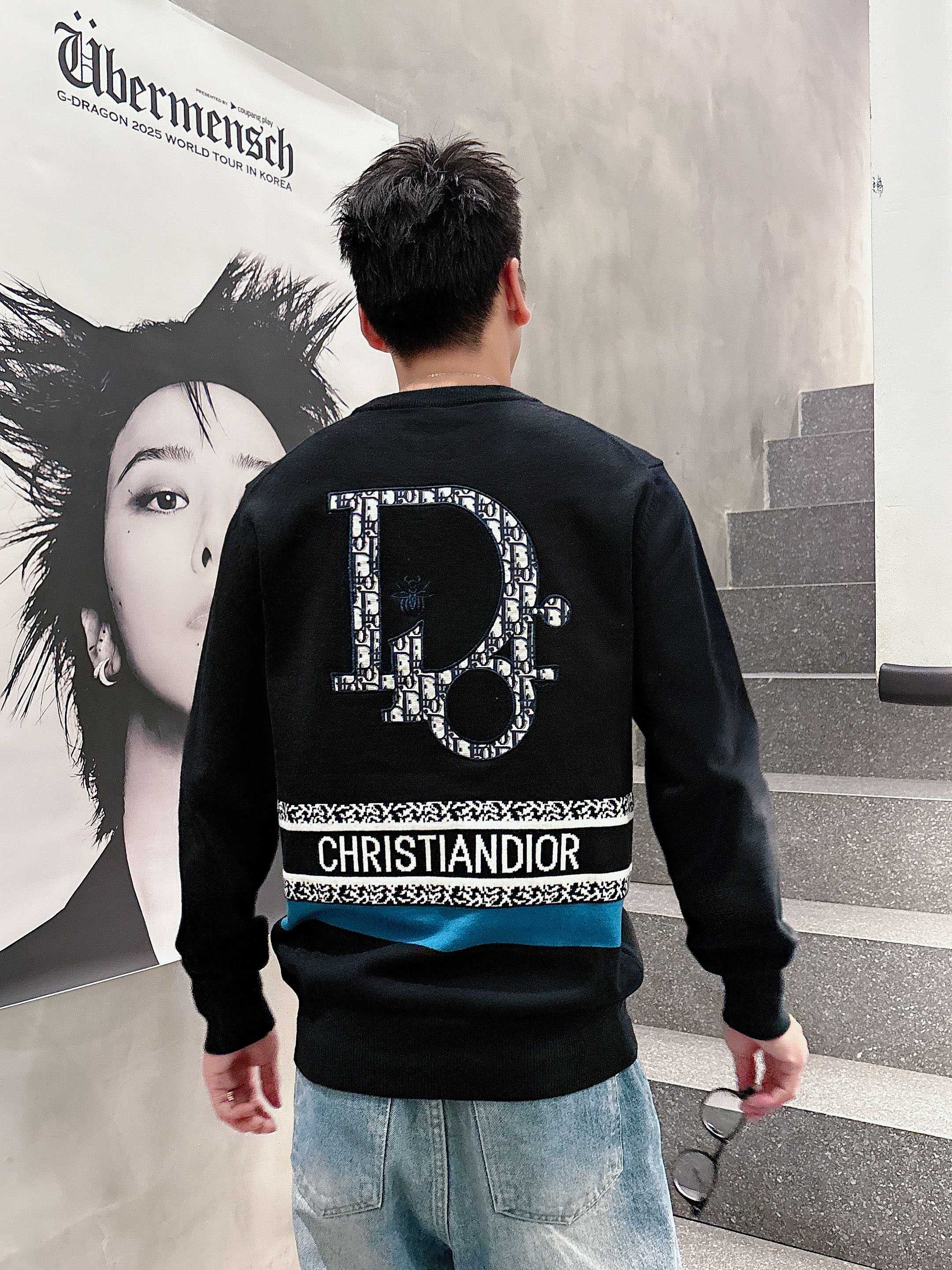 · 迪奥Dior 2025官网秋冬季最新款圆领毛衣，专柜同步在售爆款！特供羊毛混纺面料.手感舒适.可直接