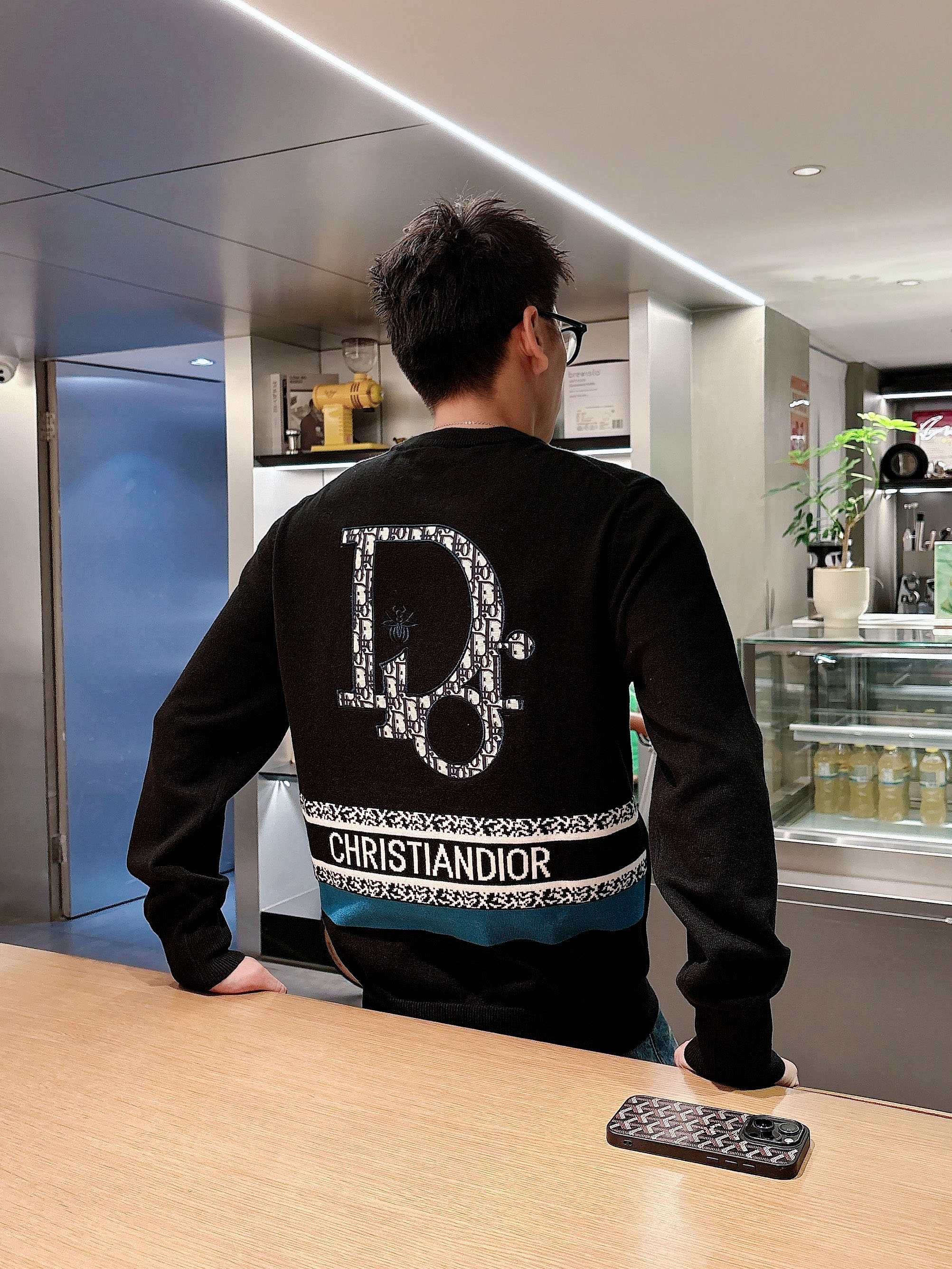 · 迪奥Dior 2025官网秋冬季最新款圆领毛衣，专柜同步在售爆款！特供羊毛混纺面料.手感舒适.可直接