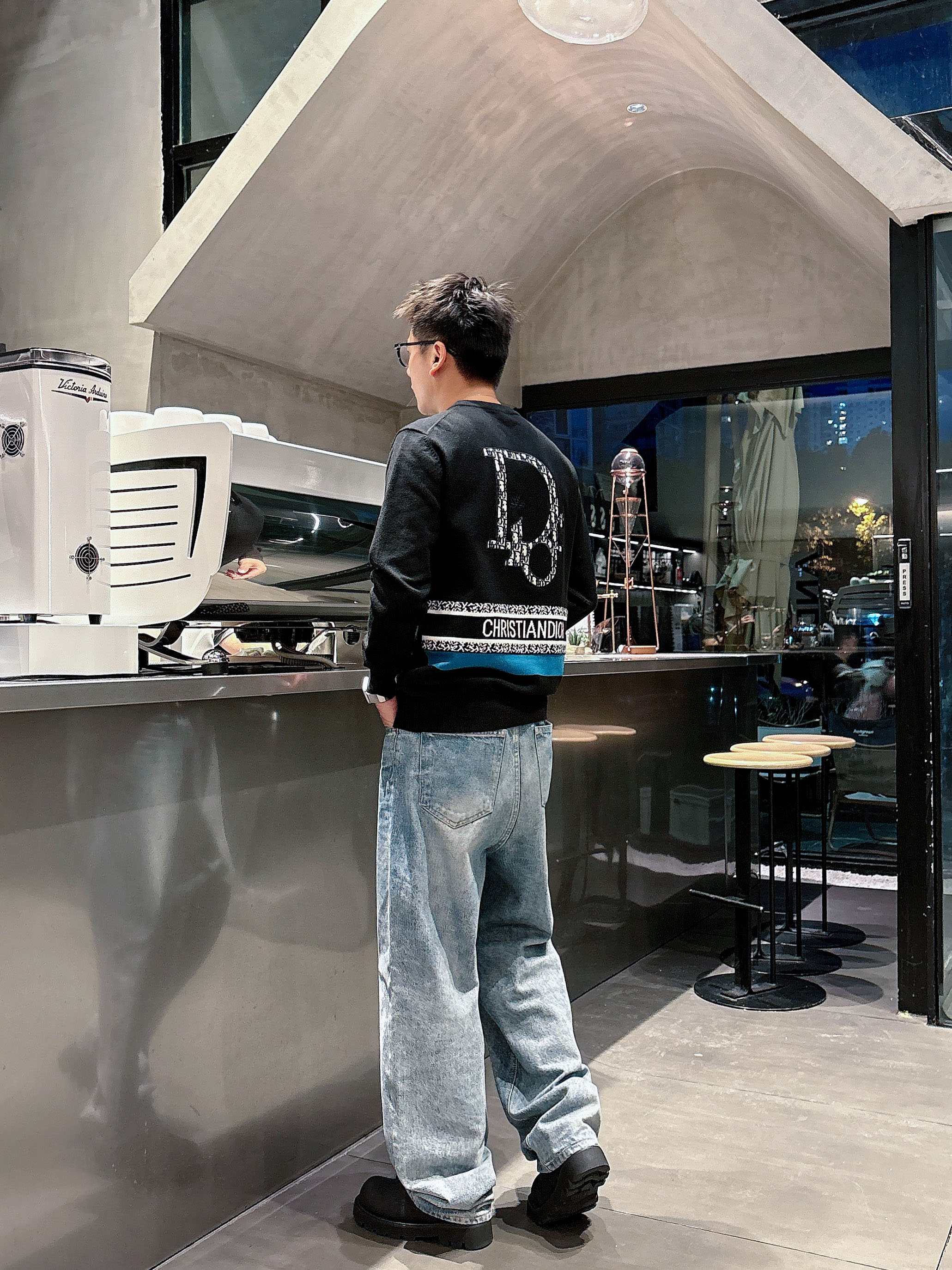 · 迪奥Dior 2025官网秋冬季最新款圆领毛衣，专柜同步在售爆款！特供羊毛混纺面料.手感舒适.可直接