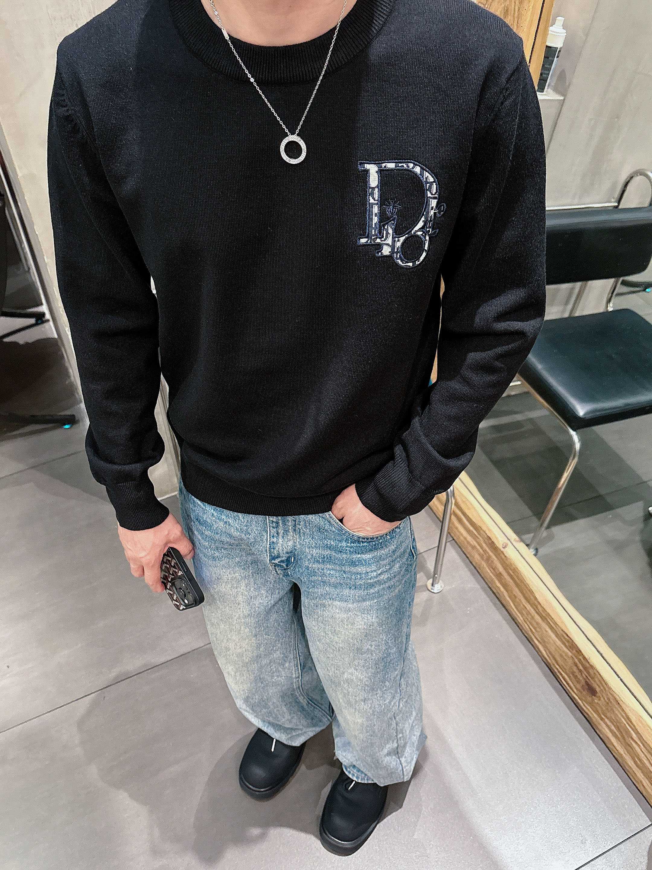 · 迪奥Dior 2025官网秋冬季最新款圆领毛衣，专柜同步在售爆款！特供羊毛混纺面料.手感舒适.可直接