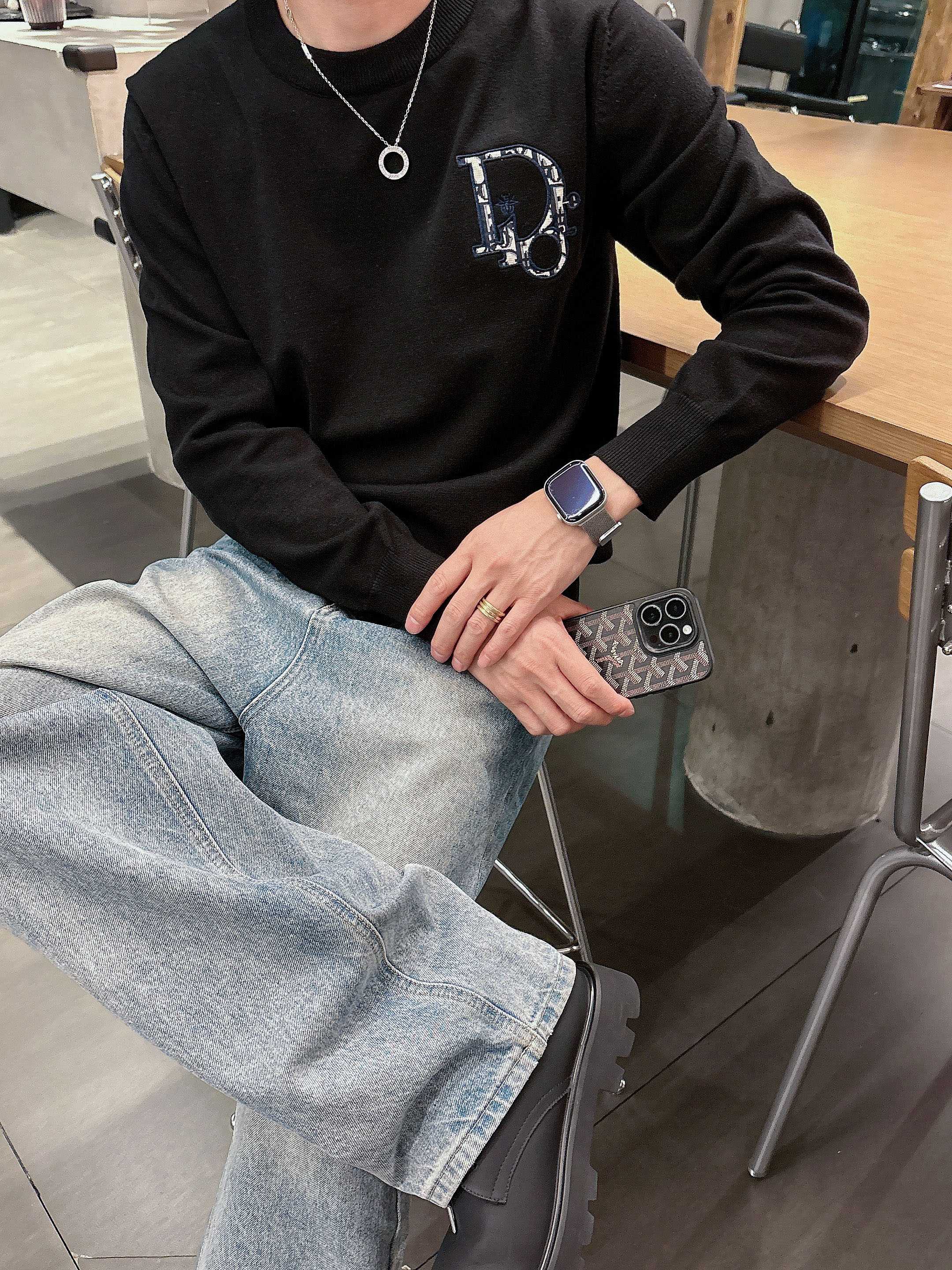 · 迪奥Dior 2025官网秋冬季最新款圆领毛衣，专柜同步在售爆款！特供羊毛混纺面料.手感舒适.可直接