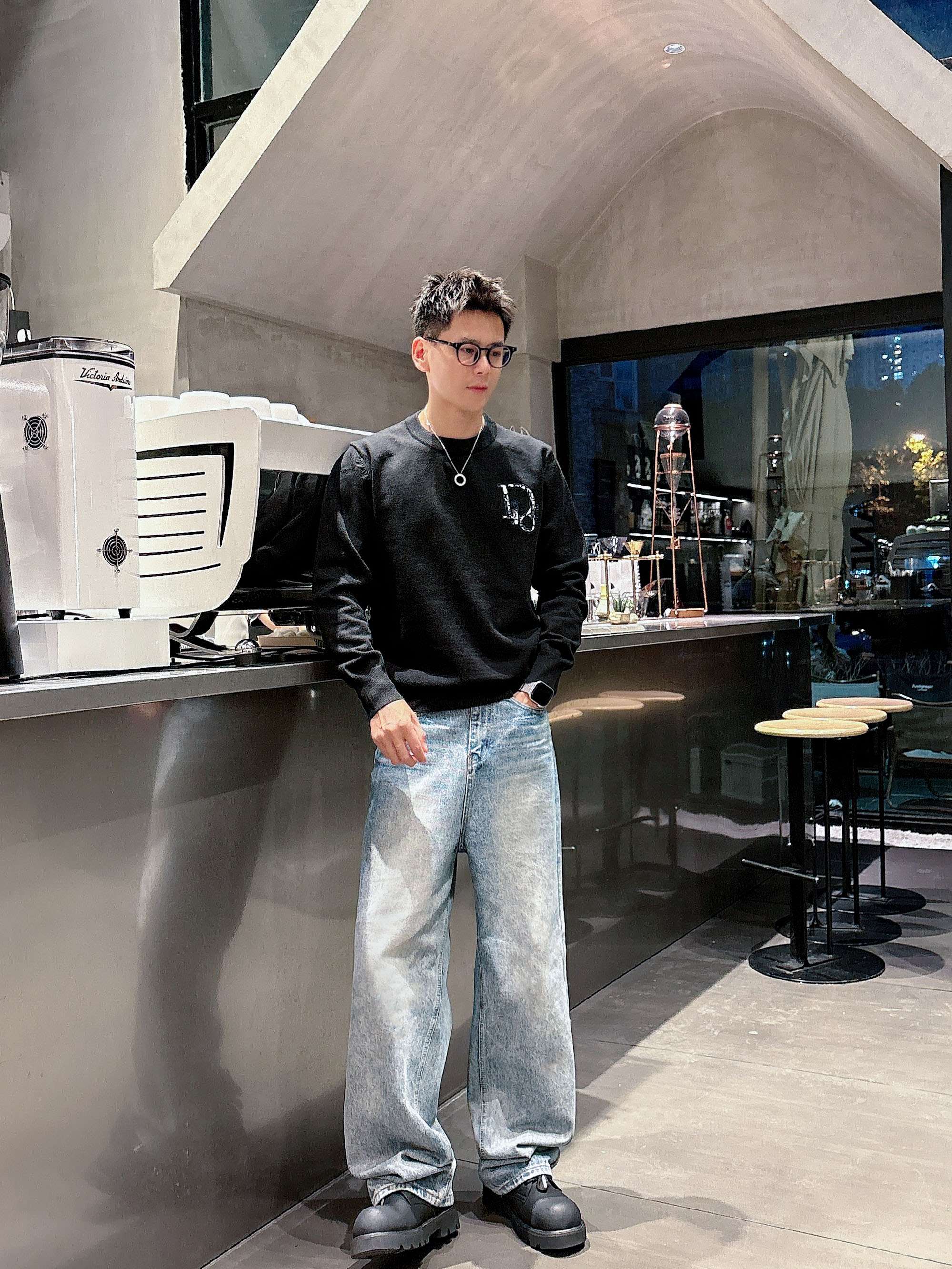 · 迪奥Dior 2025官网秋冬季最新款圆领毛衣，专柜同步在售爆款！特供羊毛混纺面料.手感舒适.可直接