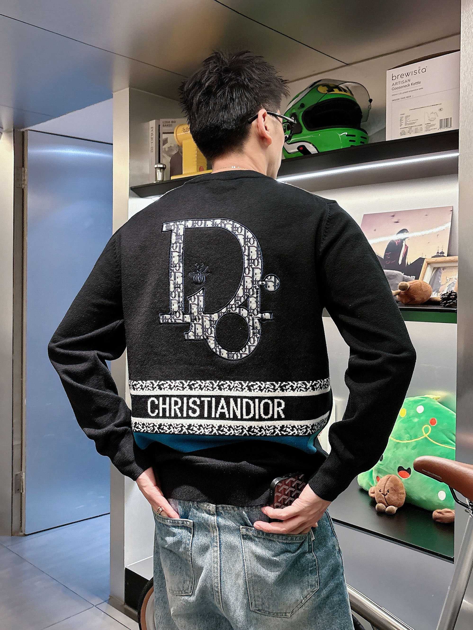 · 迪奥Dior 2025官网秋冬季最新款圆领毛衣，专柜同步在售爆款！特供羊毛混纺面料.手感舒适.可直接