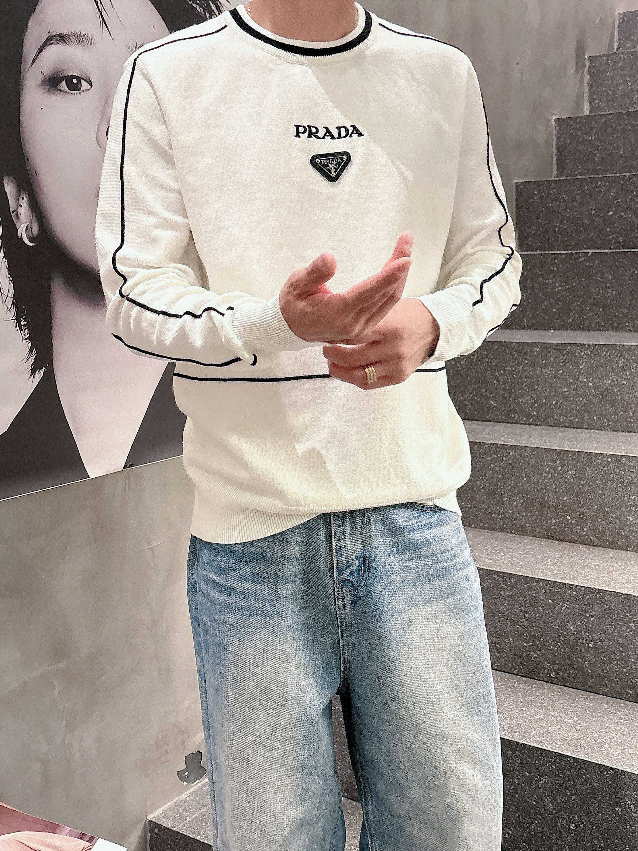 · 普拉达Prada 2025官网秋冬季最新款圆领毛衣，专柜同步在售爆款！特供羊毛混纺面料.手感舒适.可