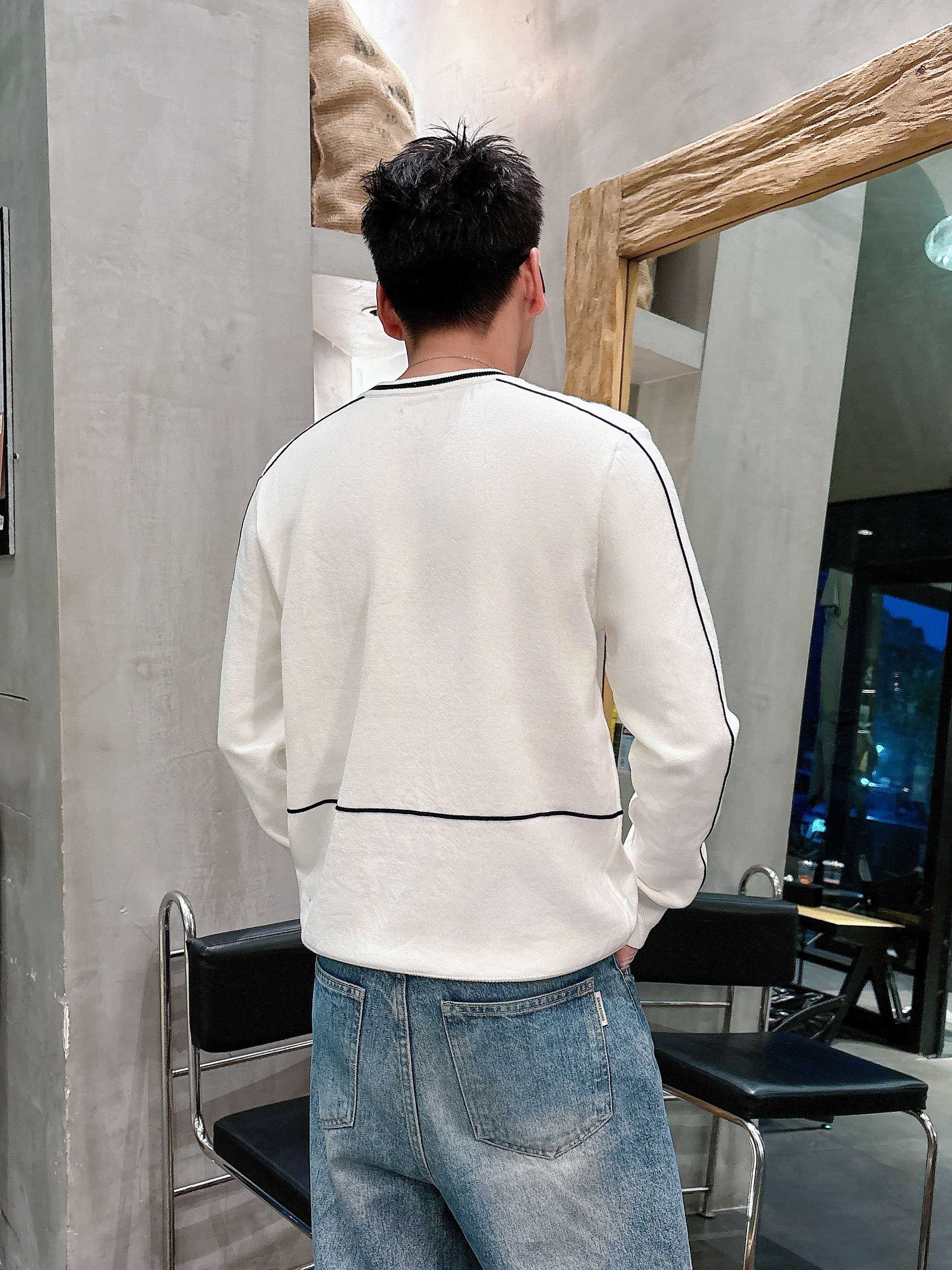 · 普拉达Prada 2025官网秋冬季最新款圆领毛衣，专柜同步在售爆款！特供羊毛混纺面料.手感舒适.可