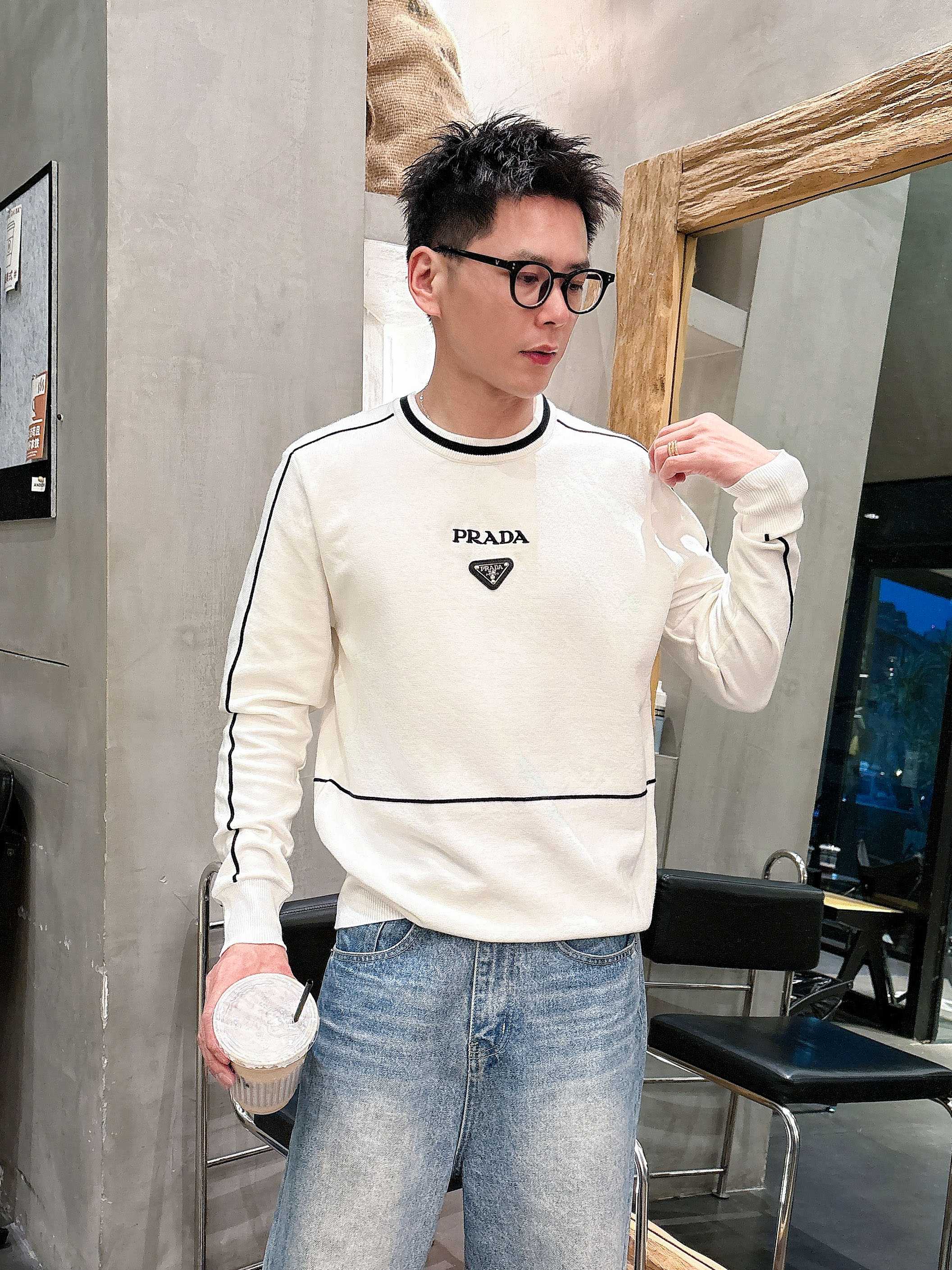 · 普拉达Prada 2025官网秋冬季最新款圆领毛衣，专柜同步在售爆款！特供羊毛混纺面料.手感舒适.可