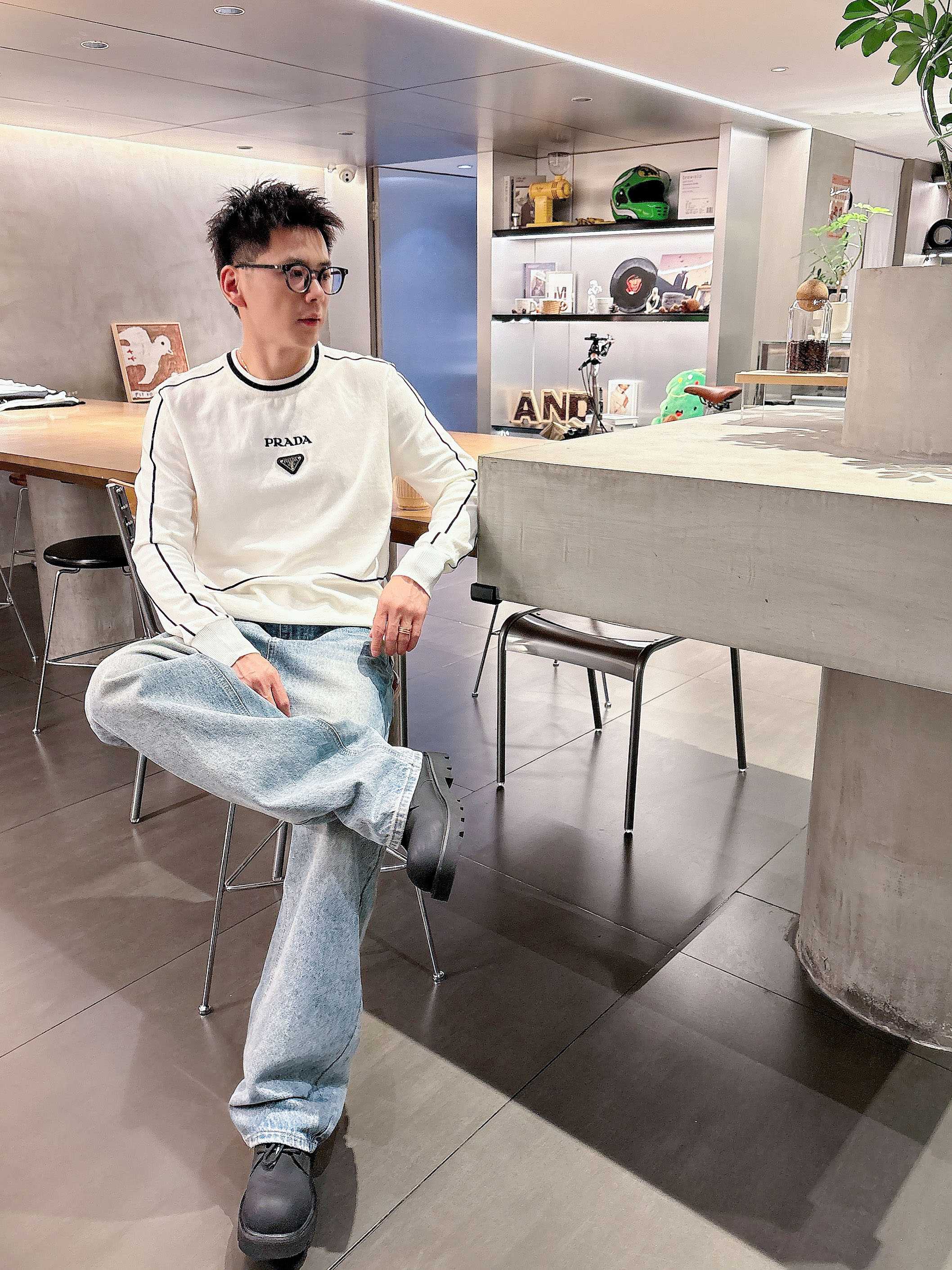 · 普拉达Prada 2025官网秋冬季最新款圆领毛衣，专柜同步在售爆款！特供羊毛混纺面料.手感舒适.可