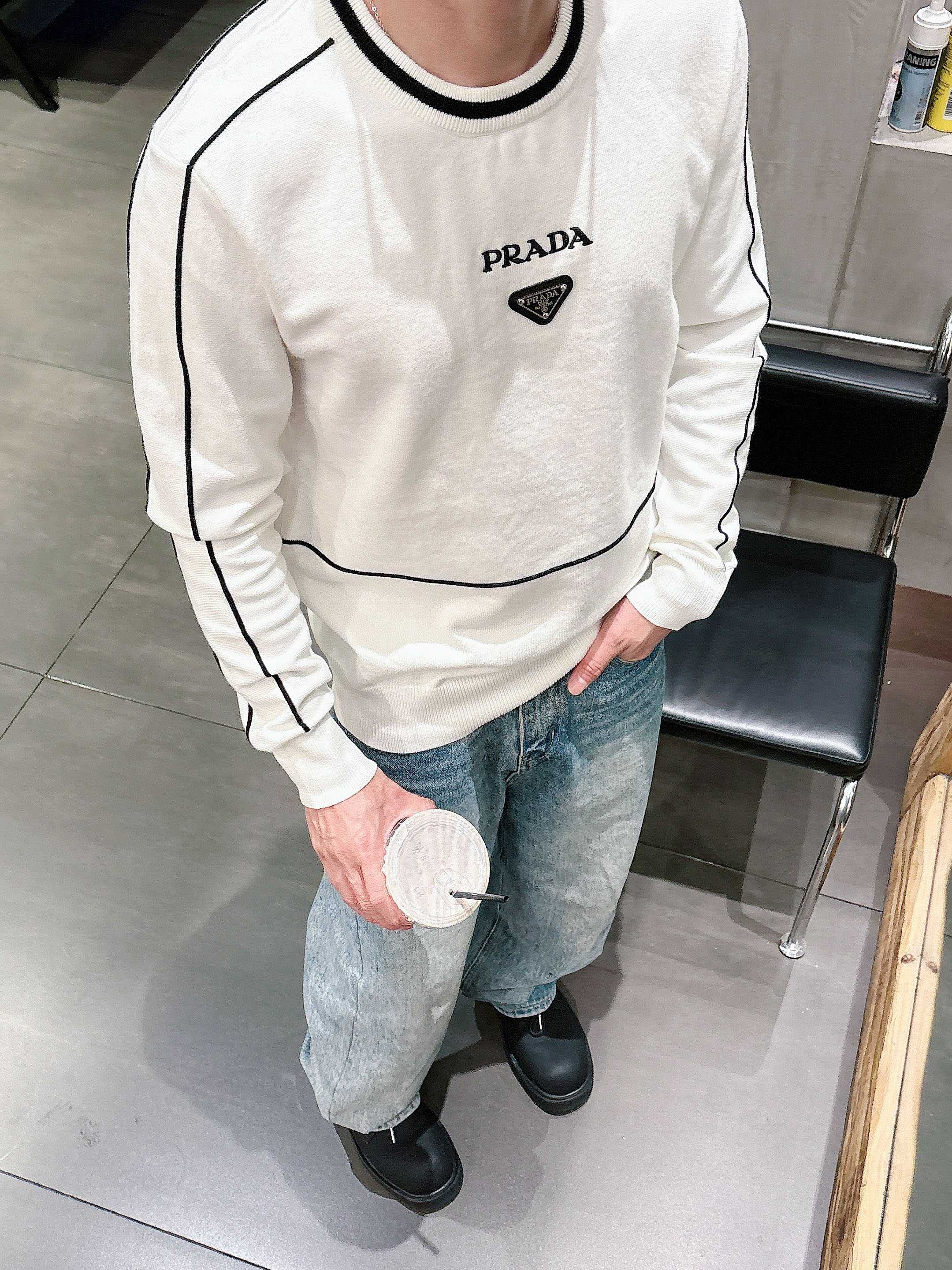 · 普拉达Prada 2025官网秋冬季最新款圆领毛衣，专柜同步在售爆款！特供羊毛混纺面料.手感舒适.可