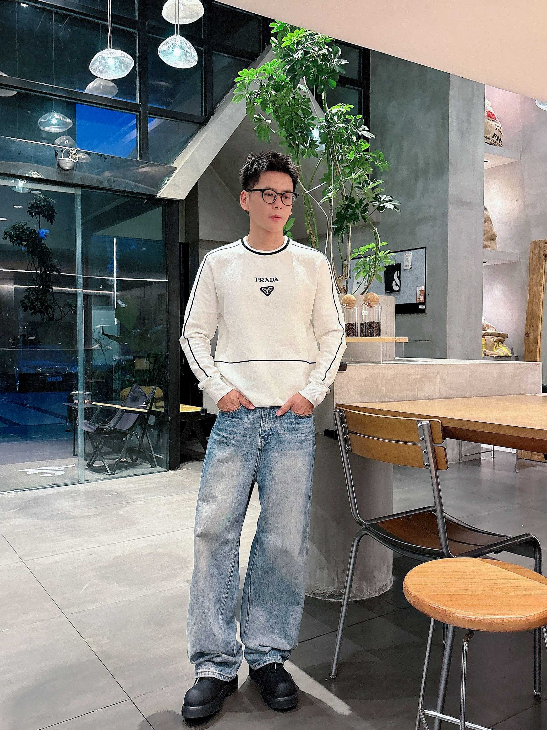 · 普拉达Prada 2025官网秋冬季最新款圆领毛衣，专柜同步在售爆款！特供羊毛混纺面料.手感舒适.可