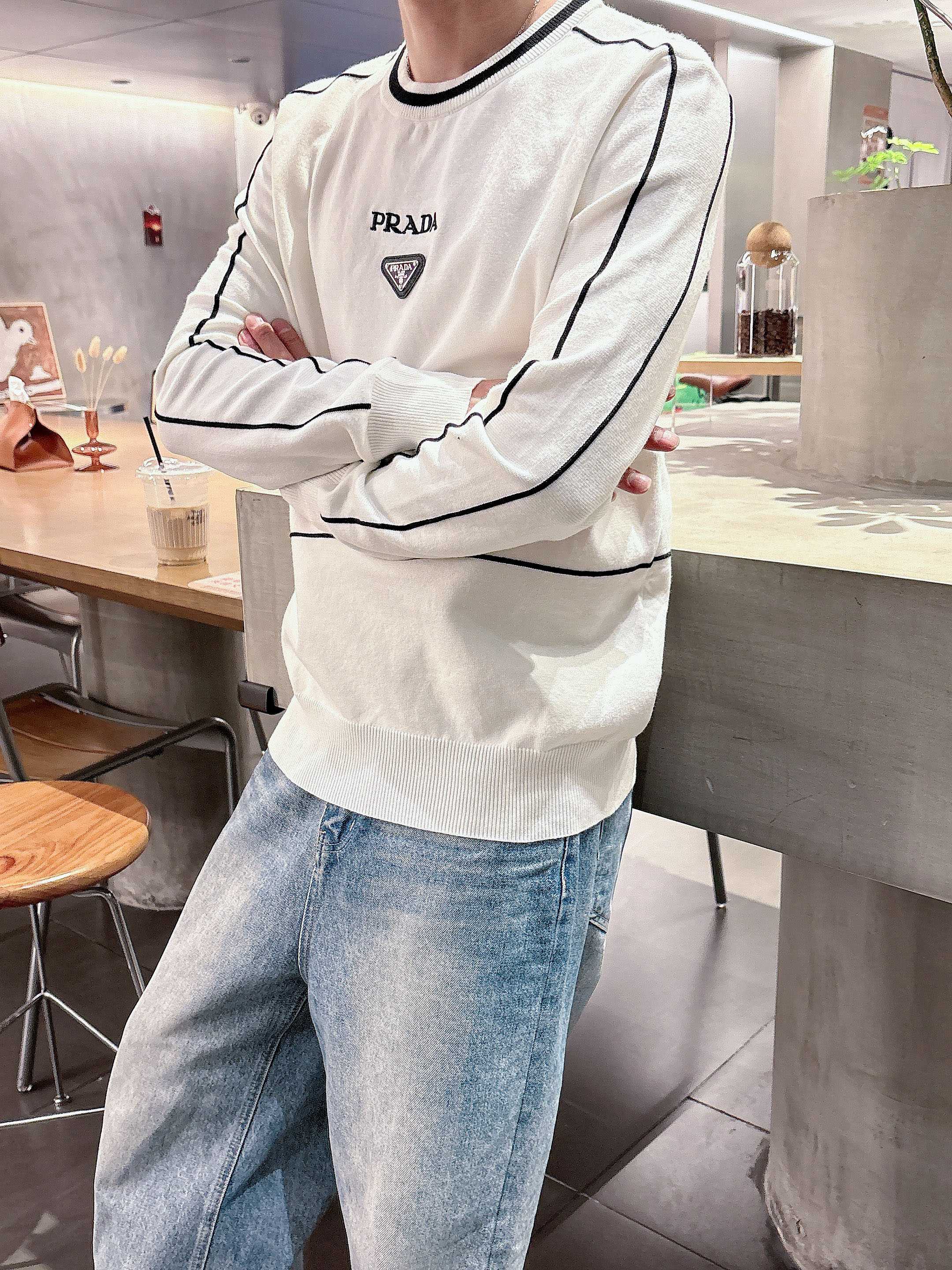 · 普拉达Prada 2025官网秋冬季最新款圆领毛衣，专柜同步在售爆款！特供羊毛混纺面料.手感舒适.可